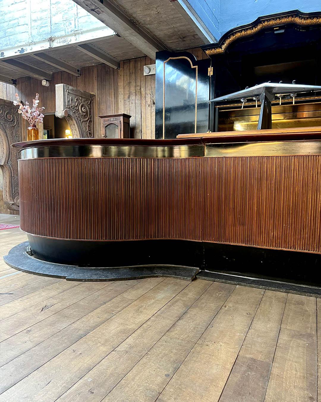 Gran Bar Contemporáneo con Fachada de Madera Acanalada y Encimera Efecto Palo de Rosa en venta 9