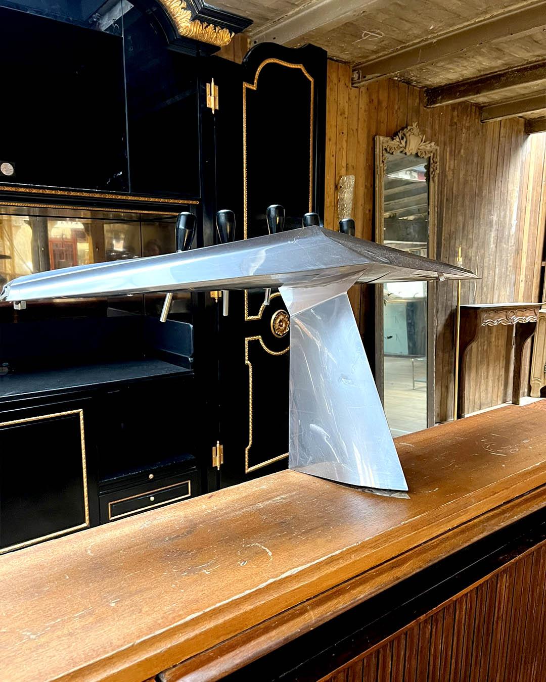 Gran Bar Contemporáneo con Fachada de Madera Acanalada y Encimera Efecto Palo de Rosa en venta 10