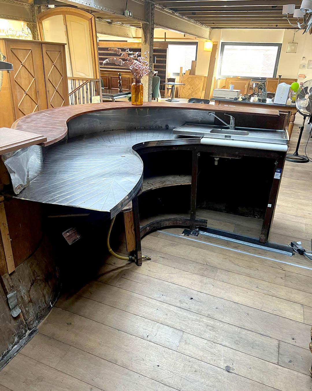 Gran Bar Contemporáneo con Fachada de Madera Acanalada y Encimera Efecto Palo de Rosa en Bueno estado para la venta en TOURCOING, FR
