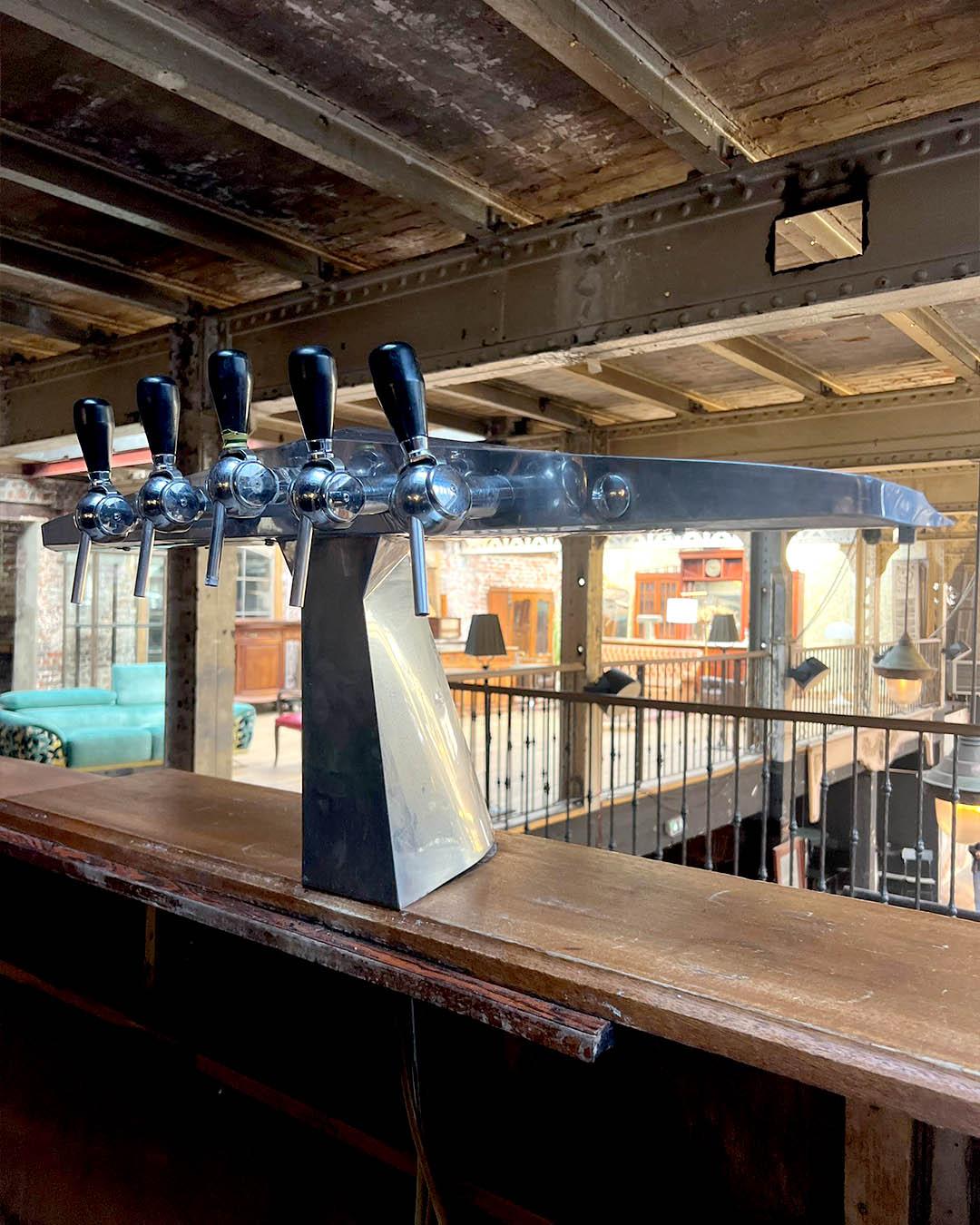 Gran Bar Contemporáneo con Fachada de Madera Acanalada y Encimera Efecto Palo de Rosa finales del siglo XX en venta