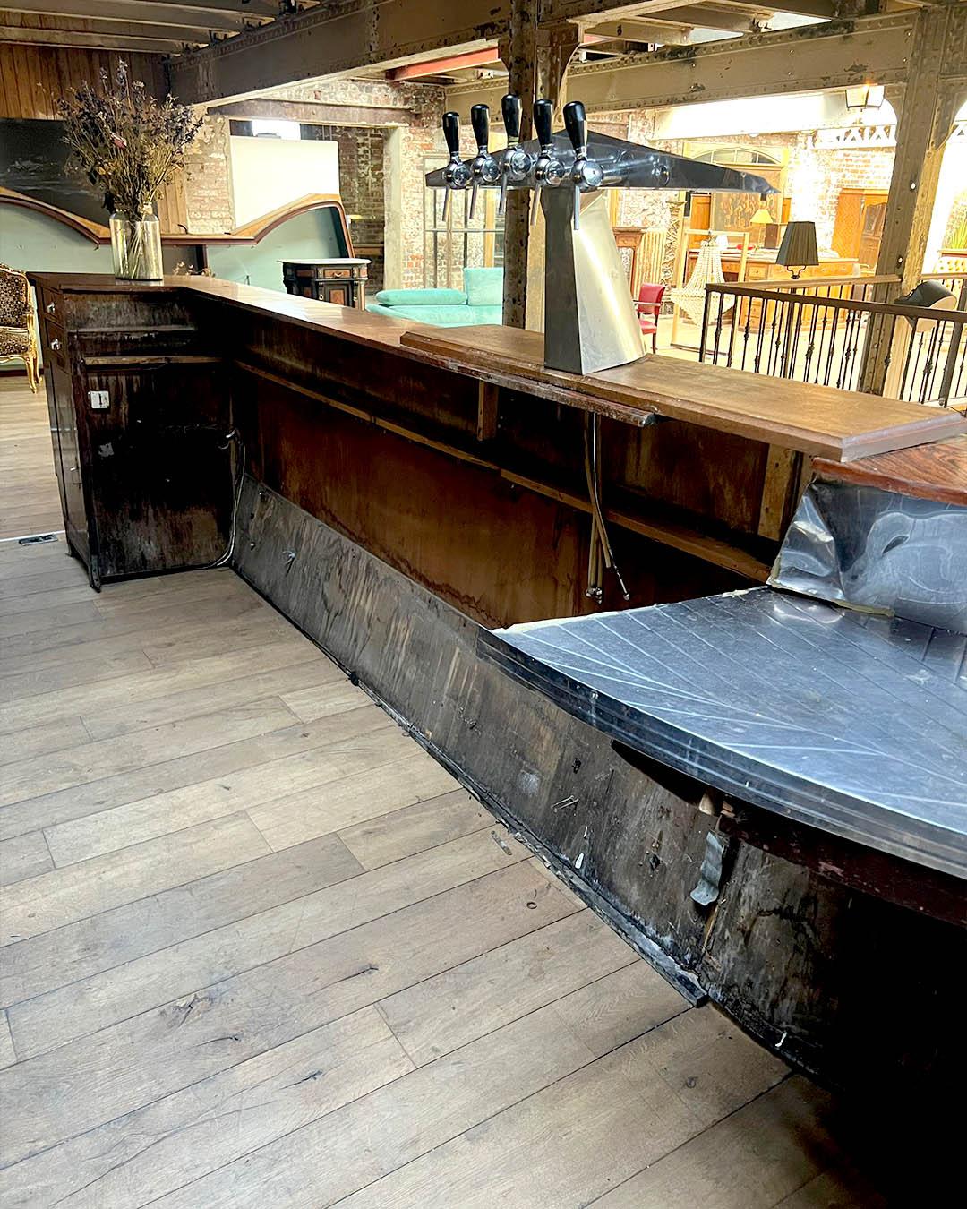 Gran Bar Contemporáneo con Fachada de Madera Acanalada y Encimera Efecto Palo de Rosa en venta 1