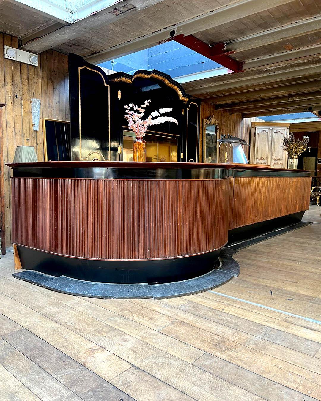 Gran Bar Contemporáneo con Fachada de Madera Acanalada y Encimera Efecto Palo de Rosa en venta 2