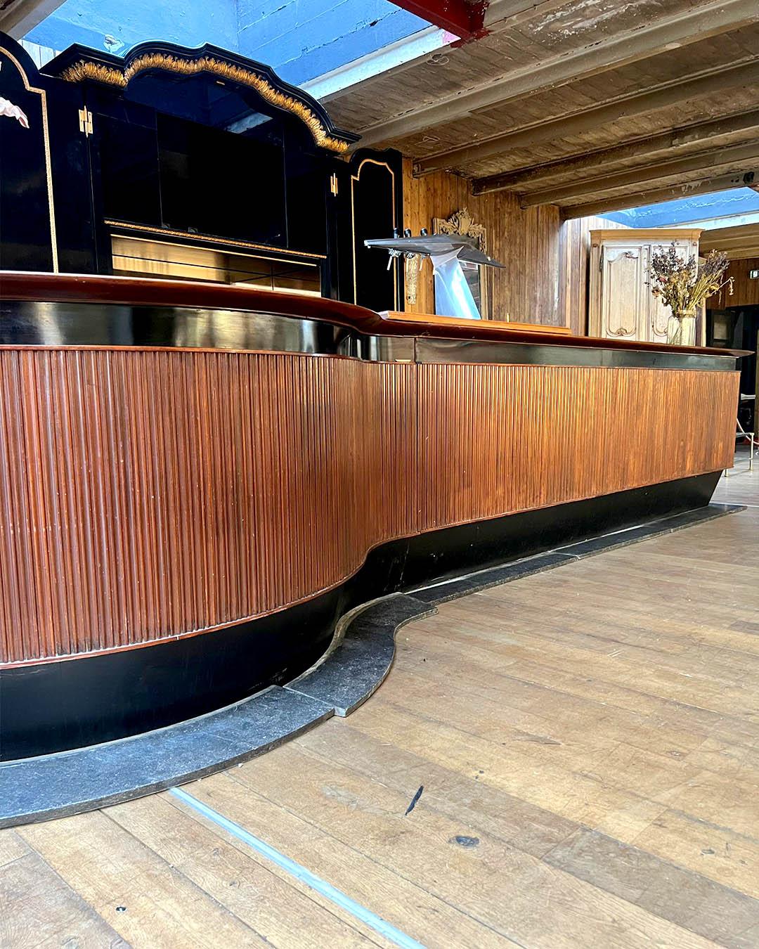 Gran Bar Contemporáneo con Fachada de Madera Acanalada y Encimera Efecto Palo de Rosa en venta 3