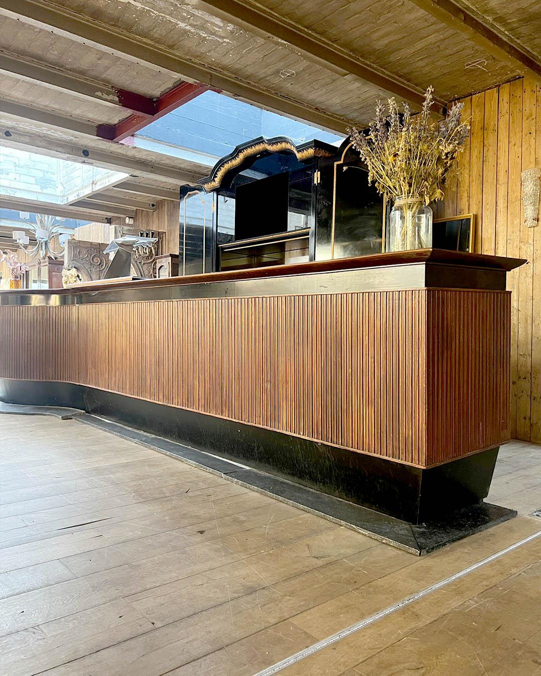Gran Bar Contemporáneo con Fachada de Madera Acanalada y Encimera Efecto Palo de Rosa en venta 4