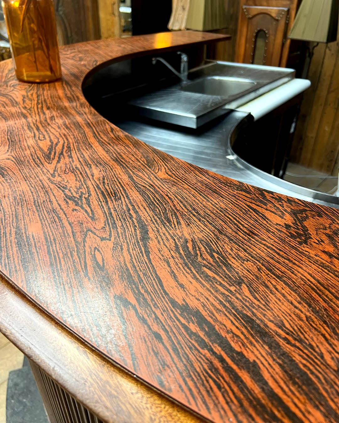 Gran Bar Contemporáneo con Fachada de Madera Acanalada y Encimera Efecto Palo de Rosa en venta 5