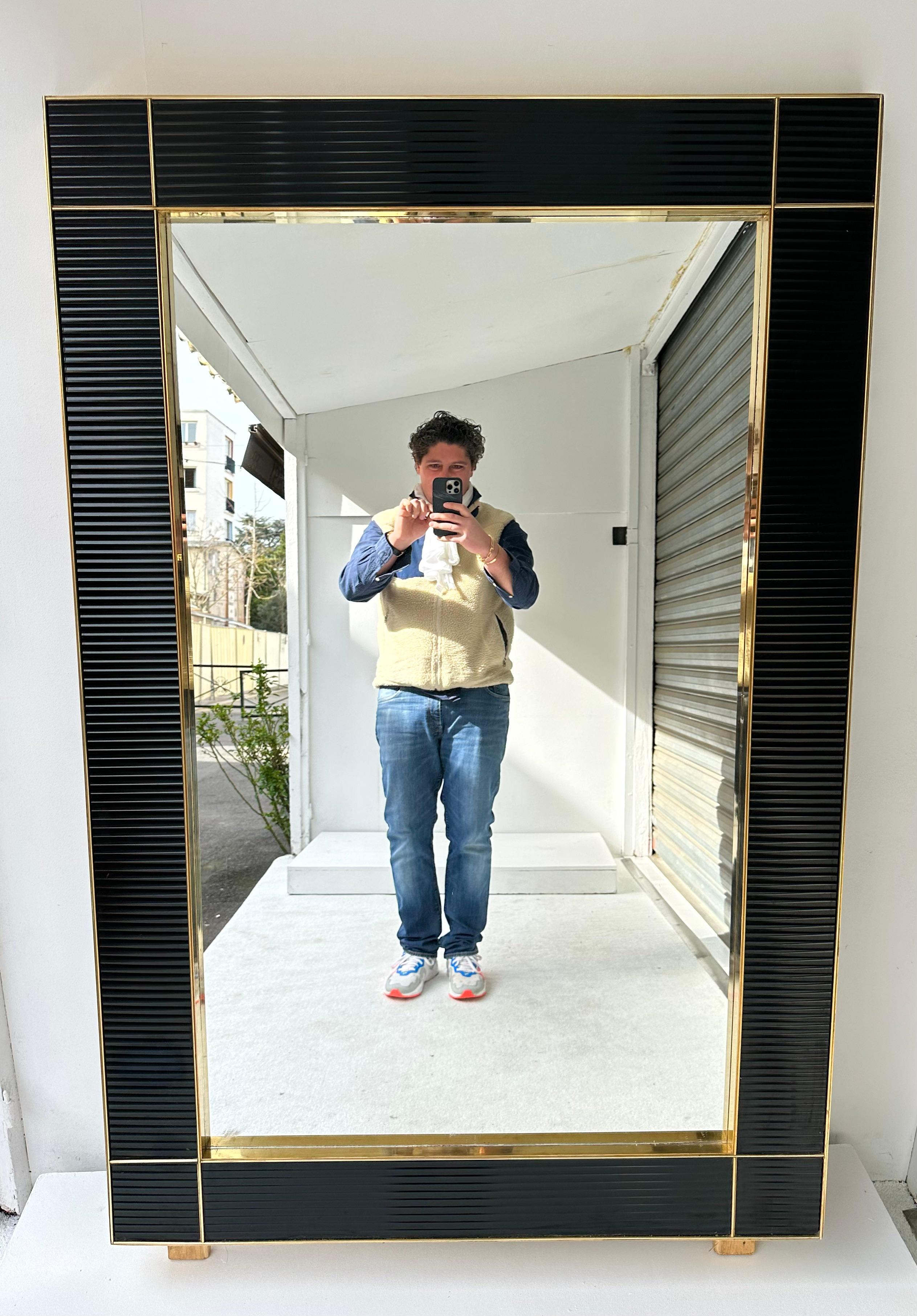 Großes zeitgenössisches Messing- und schwarzes geriffeltes Muranoglas  Spiegel, Italien im Angebot 4