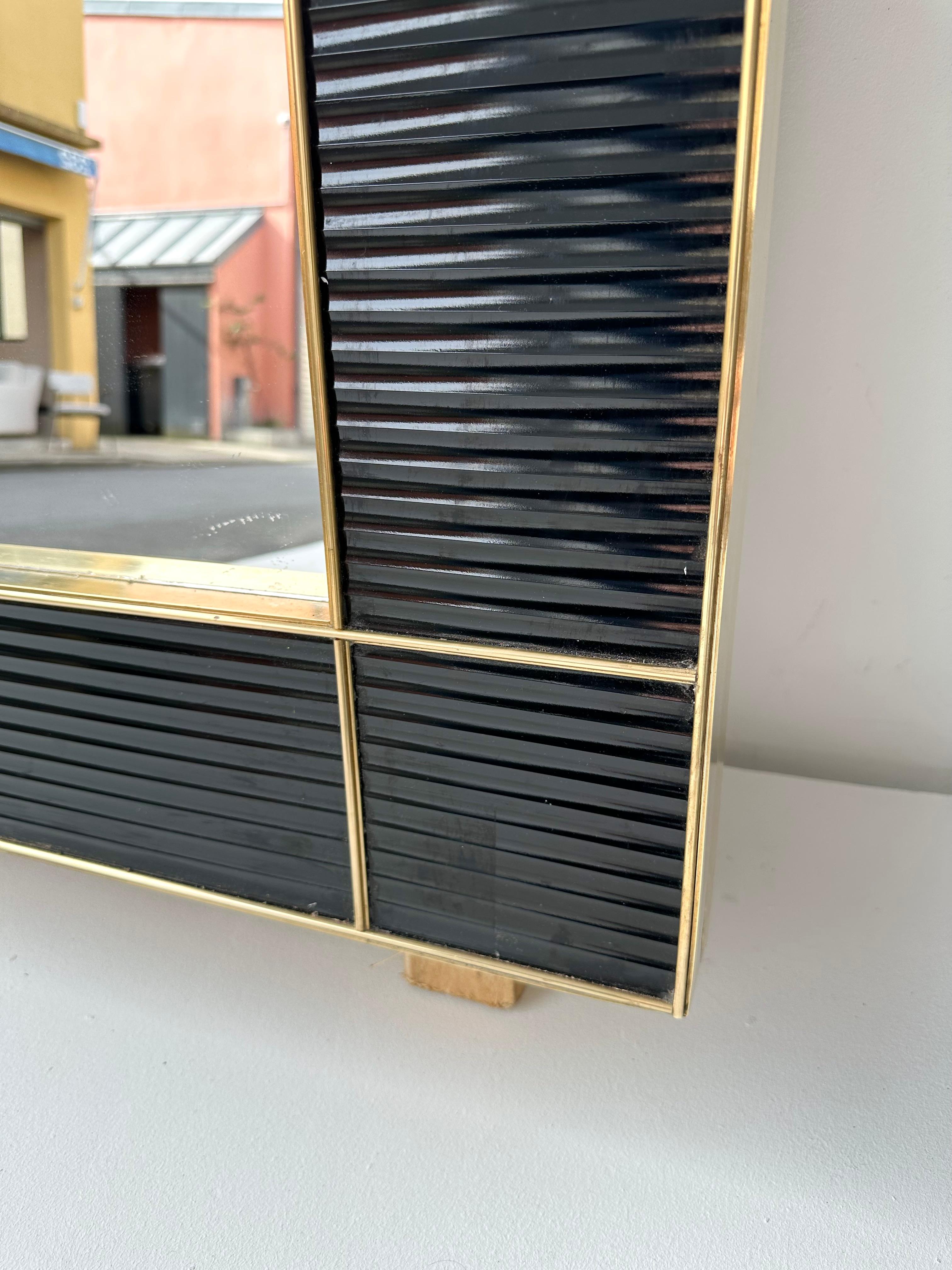 Mid-Century Modern Large Contemporary Brass and Black Fluted Murano Glass  Mirror, Italy For Sale