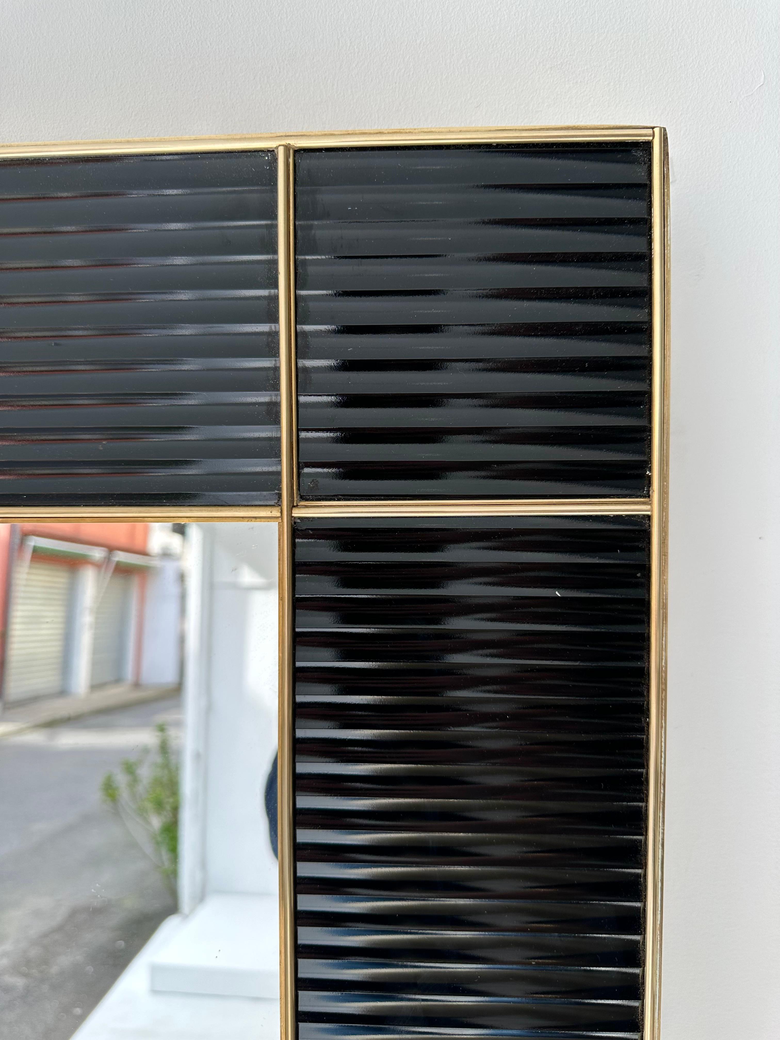Großes zeitgenössisches Messing- und schwarzes geriffeltes Muranoglas  Spiegel, Italien im Zustand „Neu“ im Angebot in SAINT-OUEN, FR