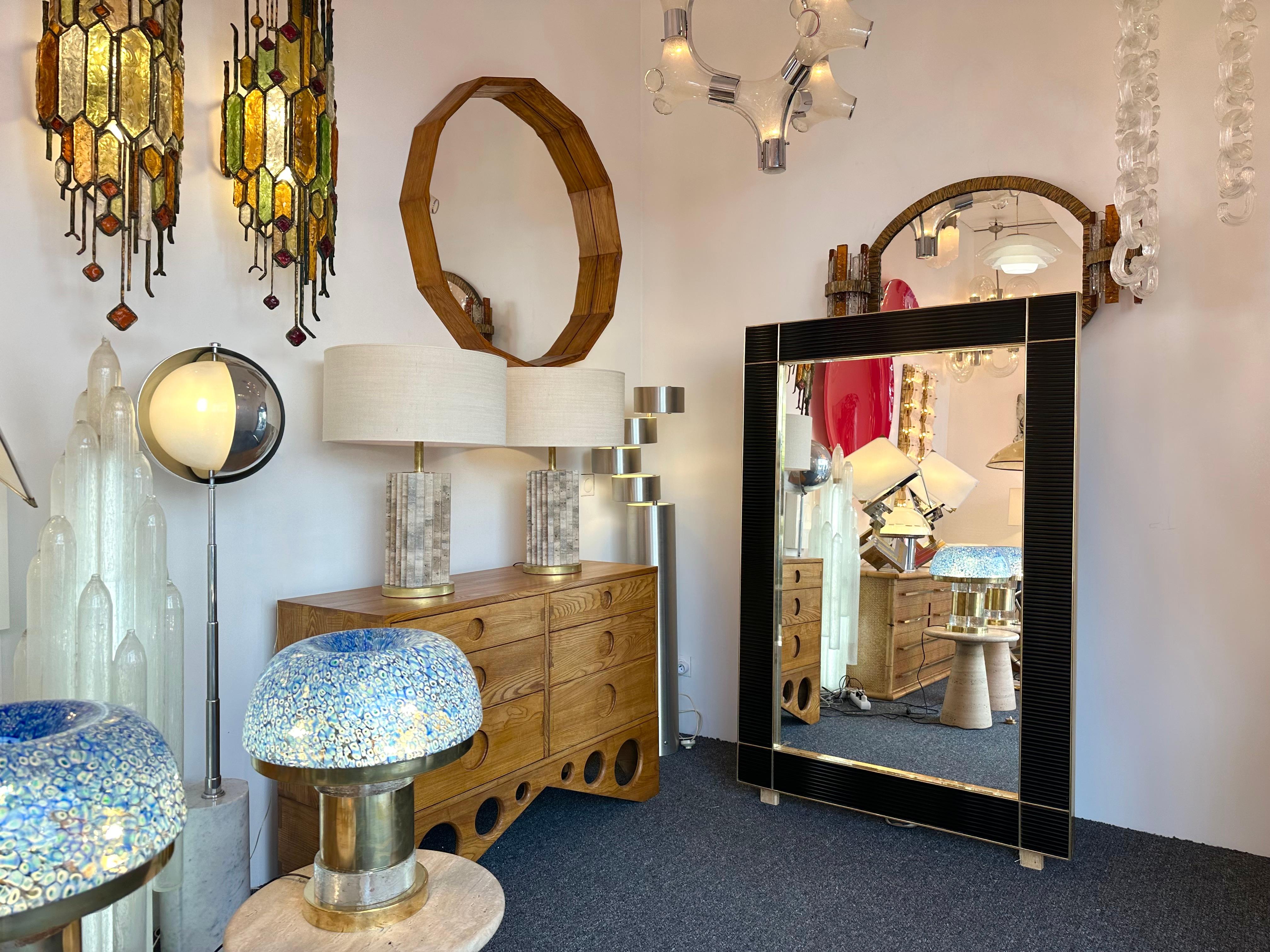 Großes zeitgenössisches Messing- und schwarzes geriffeltes Muranoglas  Spiegel, Italien im Angebot 3