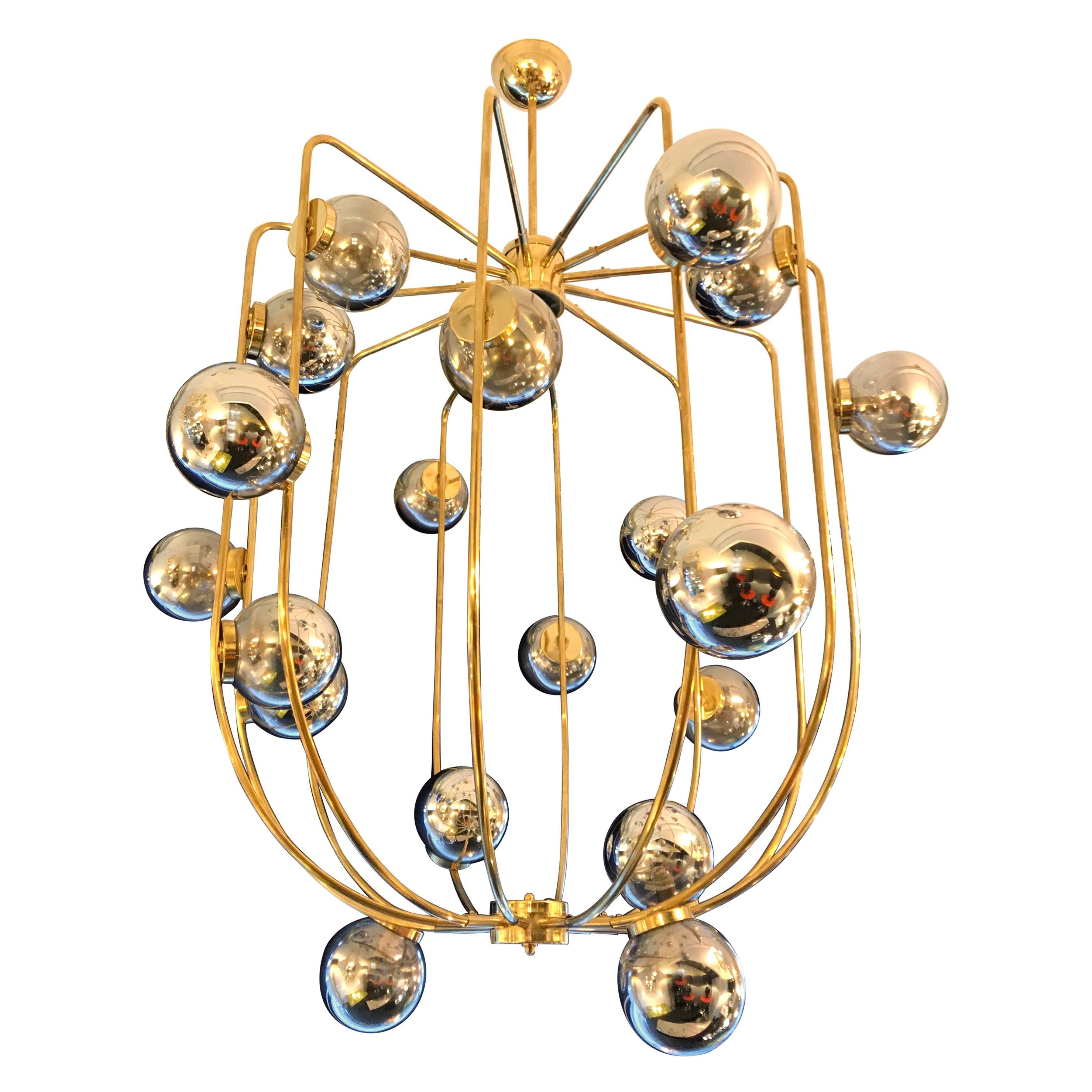 Grand lustre contemporain en forme de cage en laiton avec boule en verre opalin de Murano, Italie