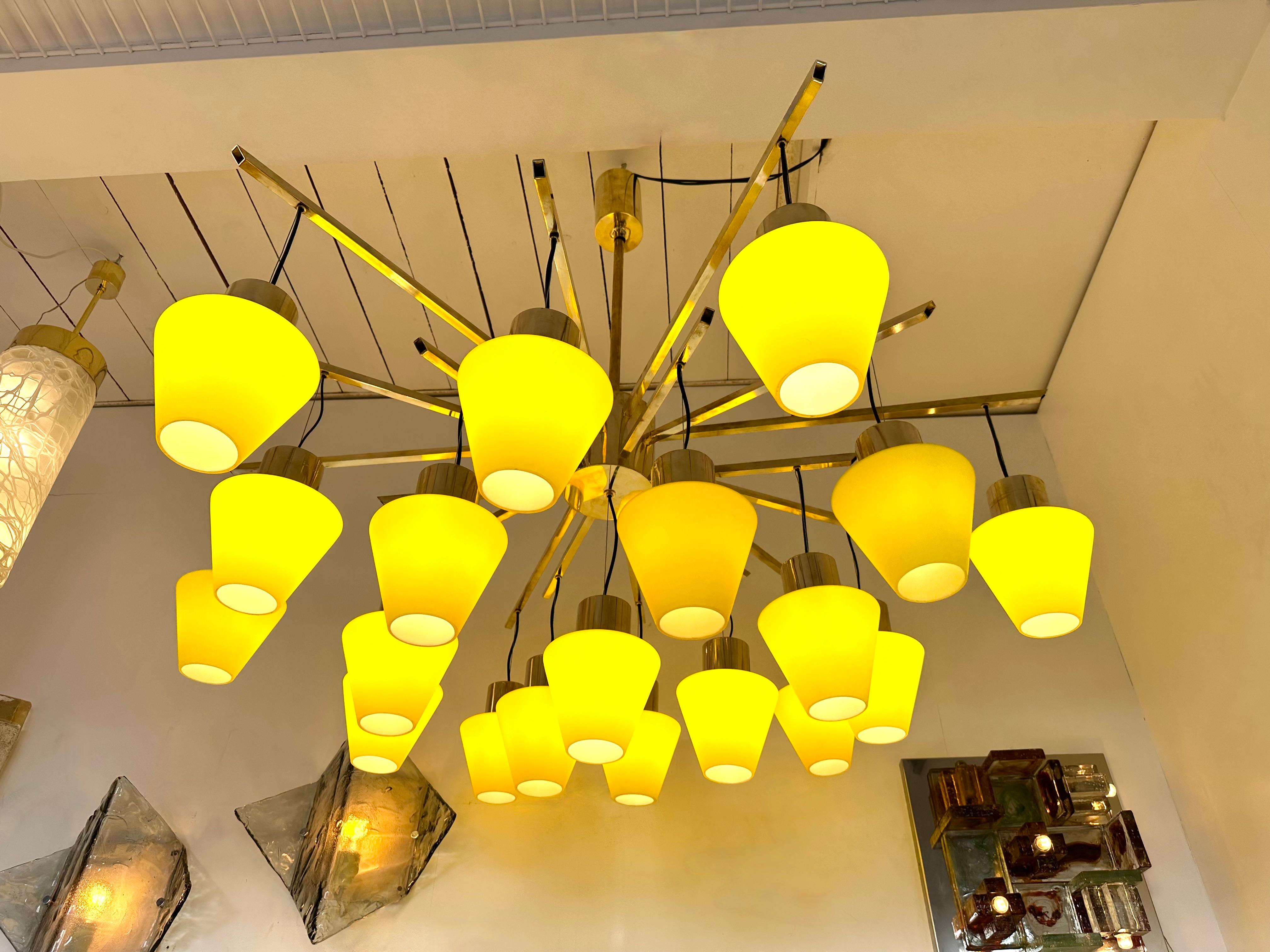 Large Contemporary Brass Chandelier Yellow Murano Glass Cup, Italy In New Condition For Sale In SAINT-OUEN, FR