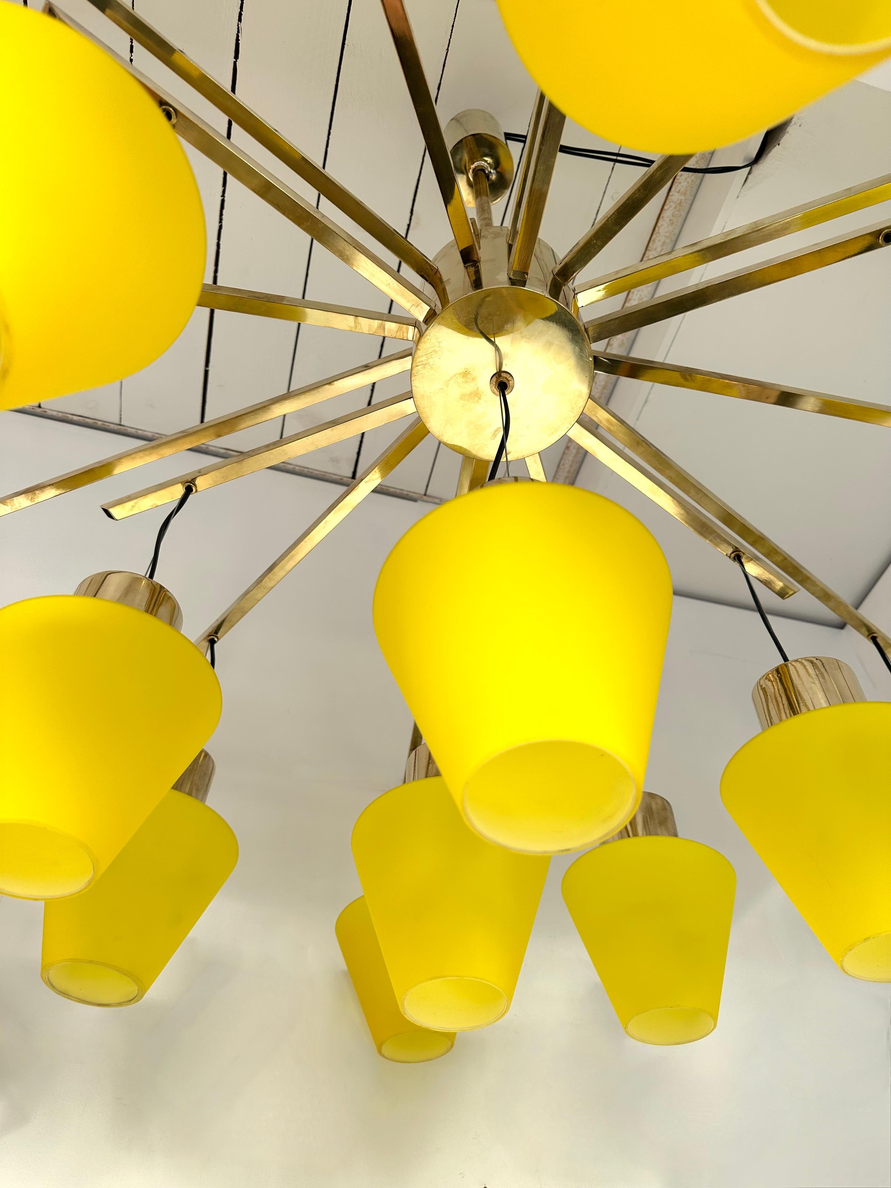 Large Contemporary Brass Chandelier Yellow Murano Glass Cup, Italy For Sale 1