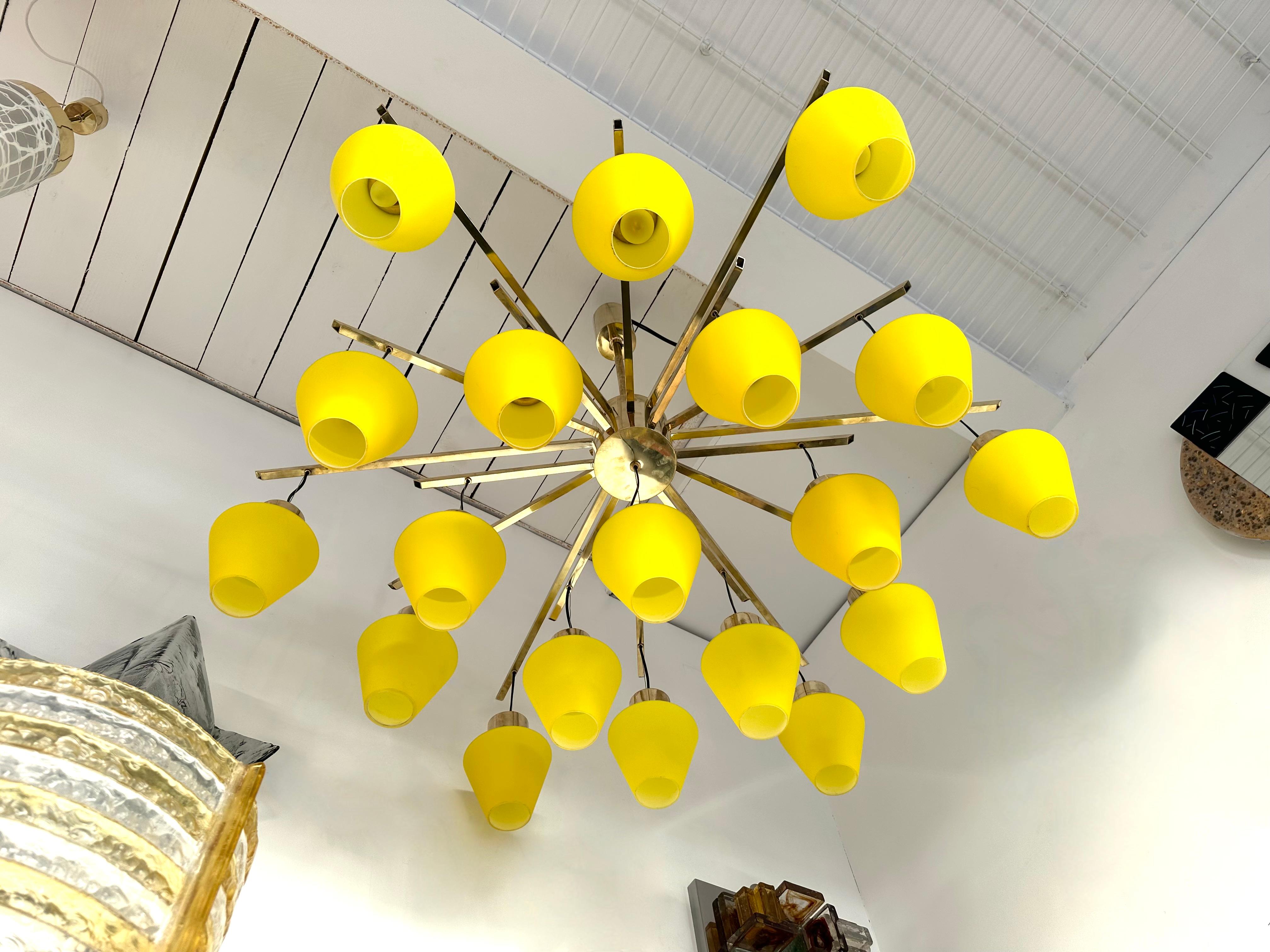 Large Contemporary Brass Chandelier Yellow Murano Glass Cup, Italy For Sale 3