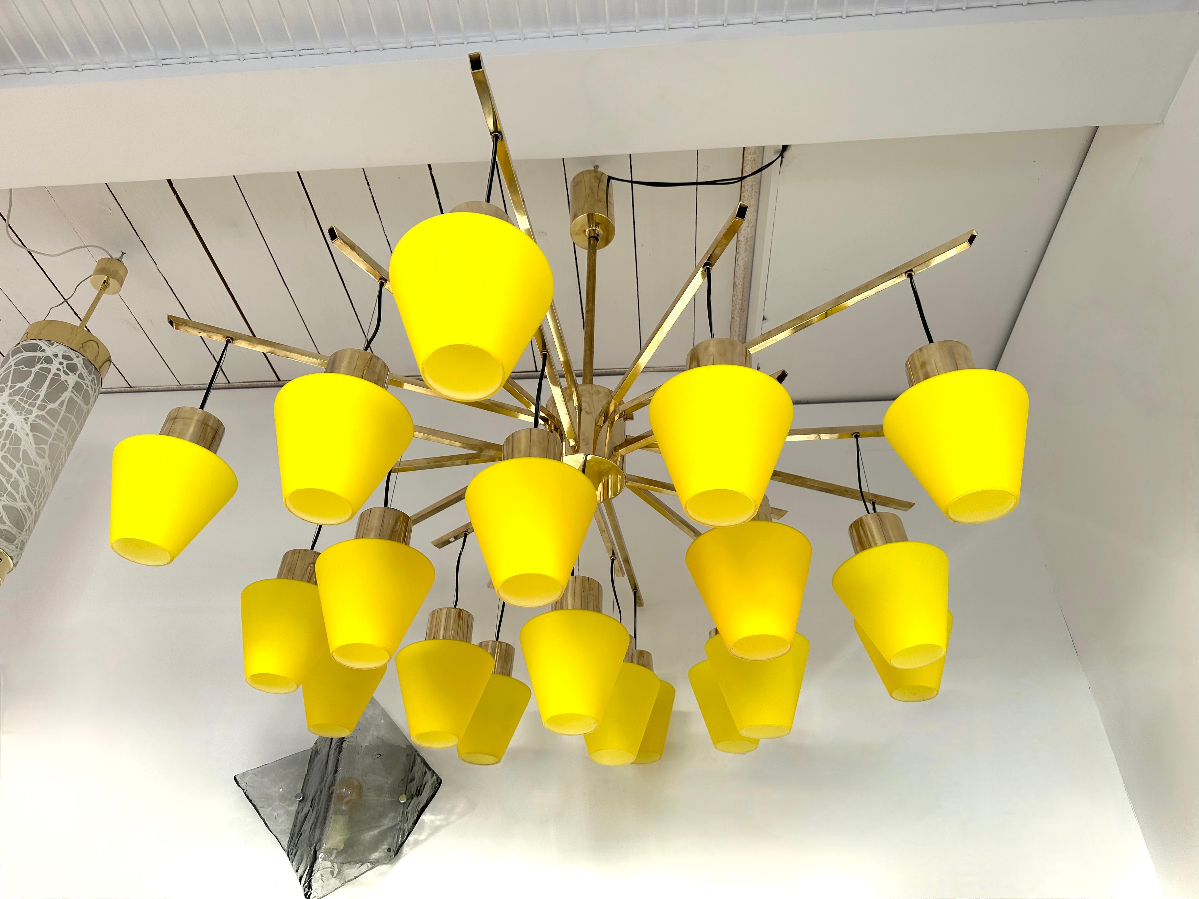 Large Contemporary Brass Chandelier Yellow Murano Glass Cup, Italy For Sale 4