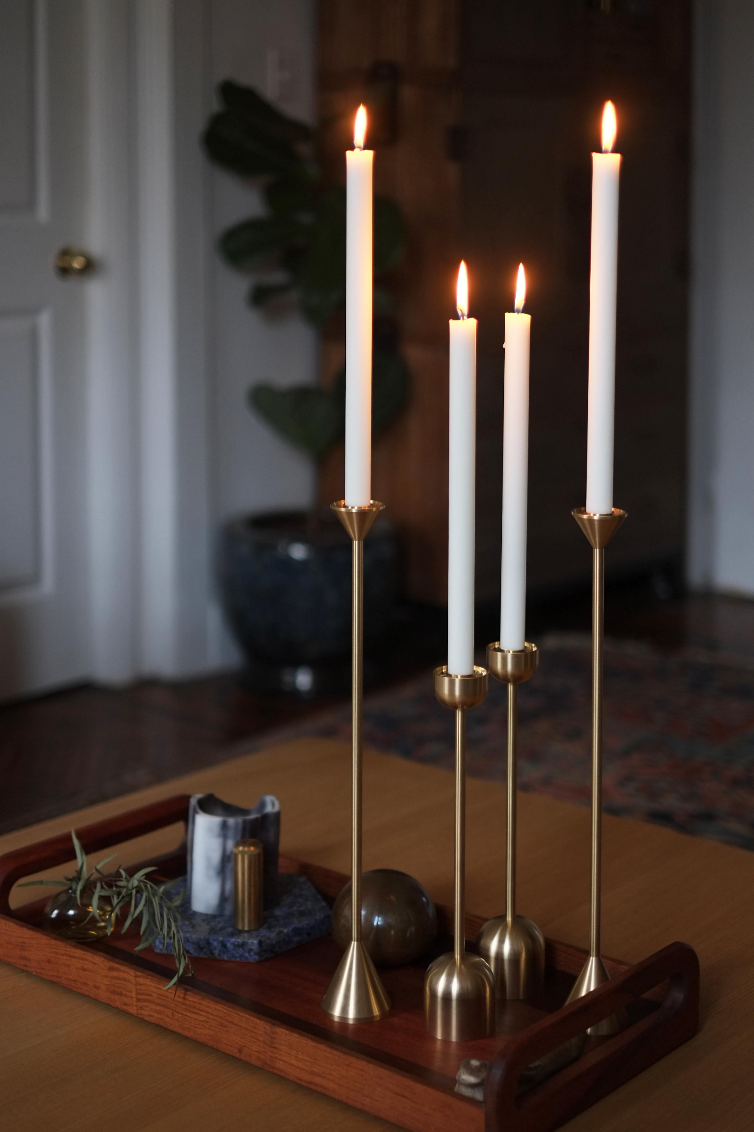 Das hohe, schlichte Design dieses Kerzenhalters aus Messing verleiht einem klassischen Gegenstand eine moderne Note und setzt einen eleganten Akzent in jedem Wohn- oder Esszimmer.  Der aus massivem Messing gefertigte Spindle-Kerzenhalter