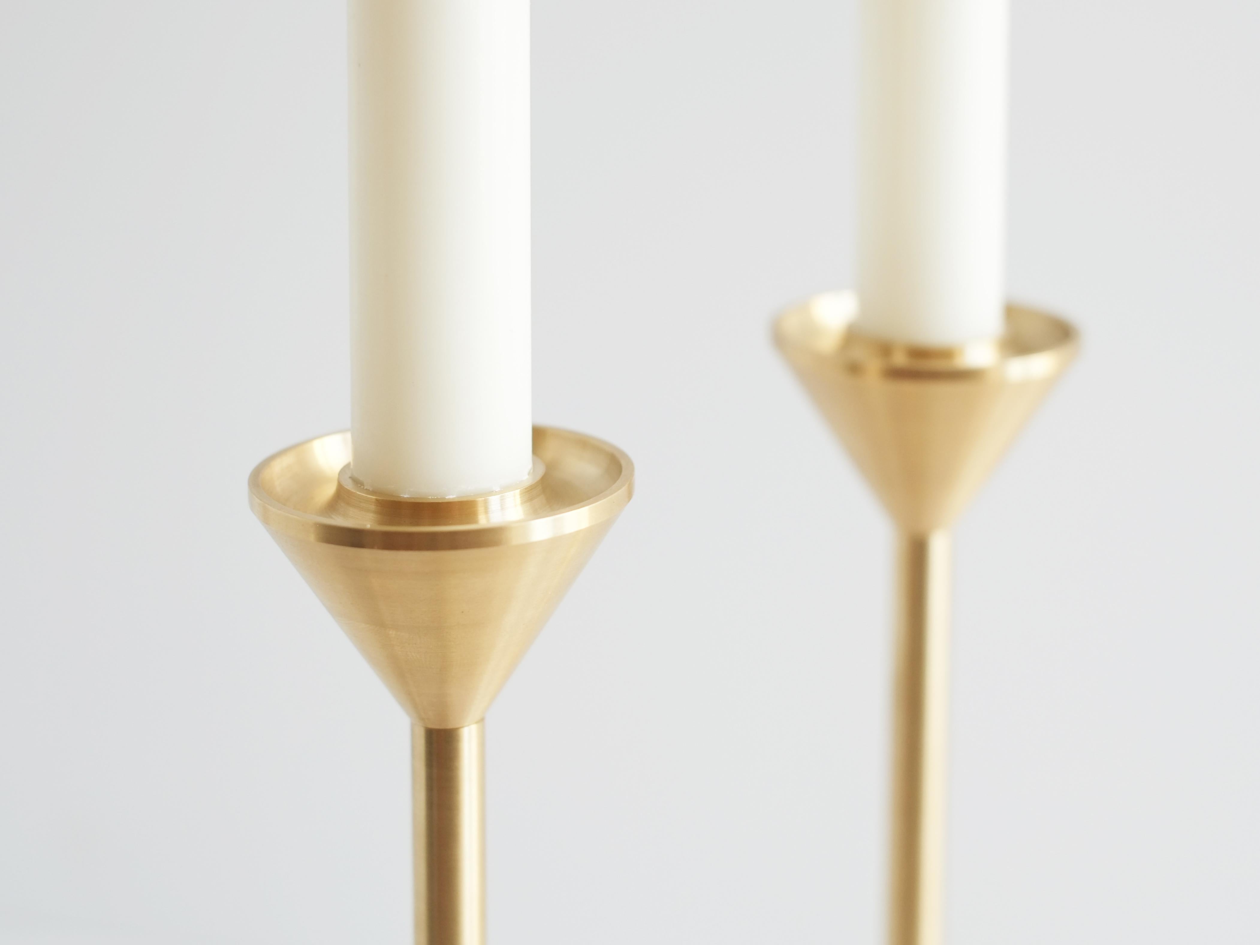 Große zeitgenössische Kerzenständer aus Messing mit Kegel und Spindel von Fort Standard im Angebot 1
