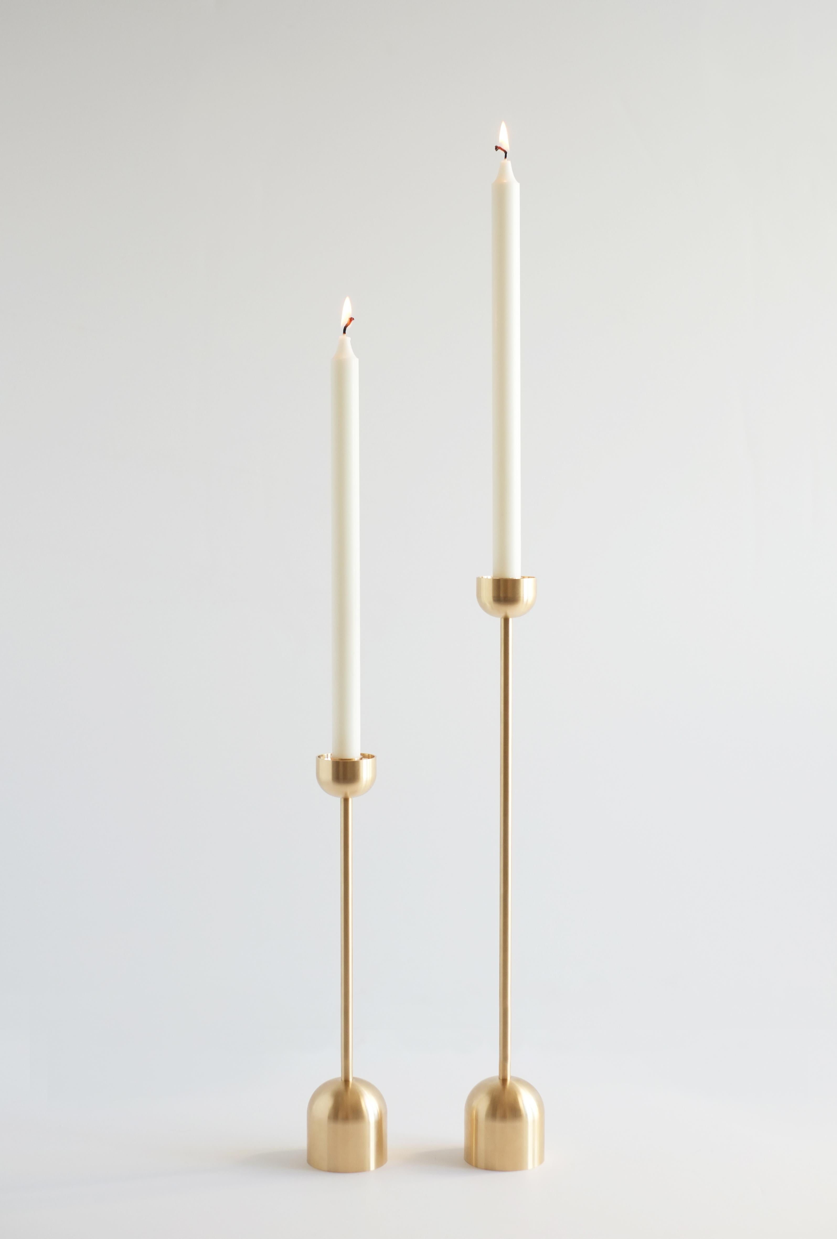 Laiton Grands bougeoirs contemporains en forme de dôme en laiton par Fort Standard, en stock