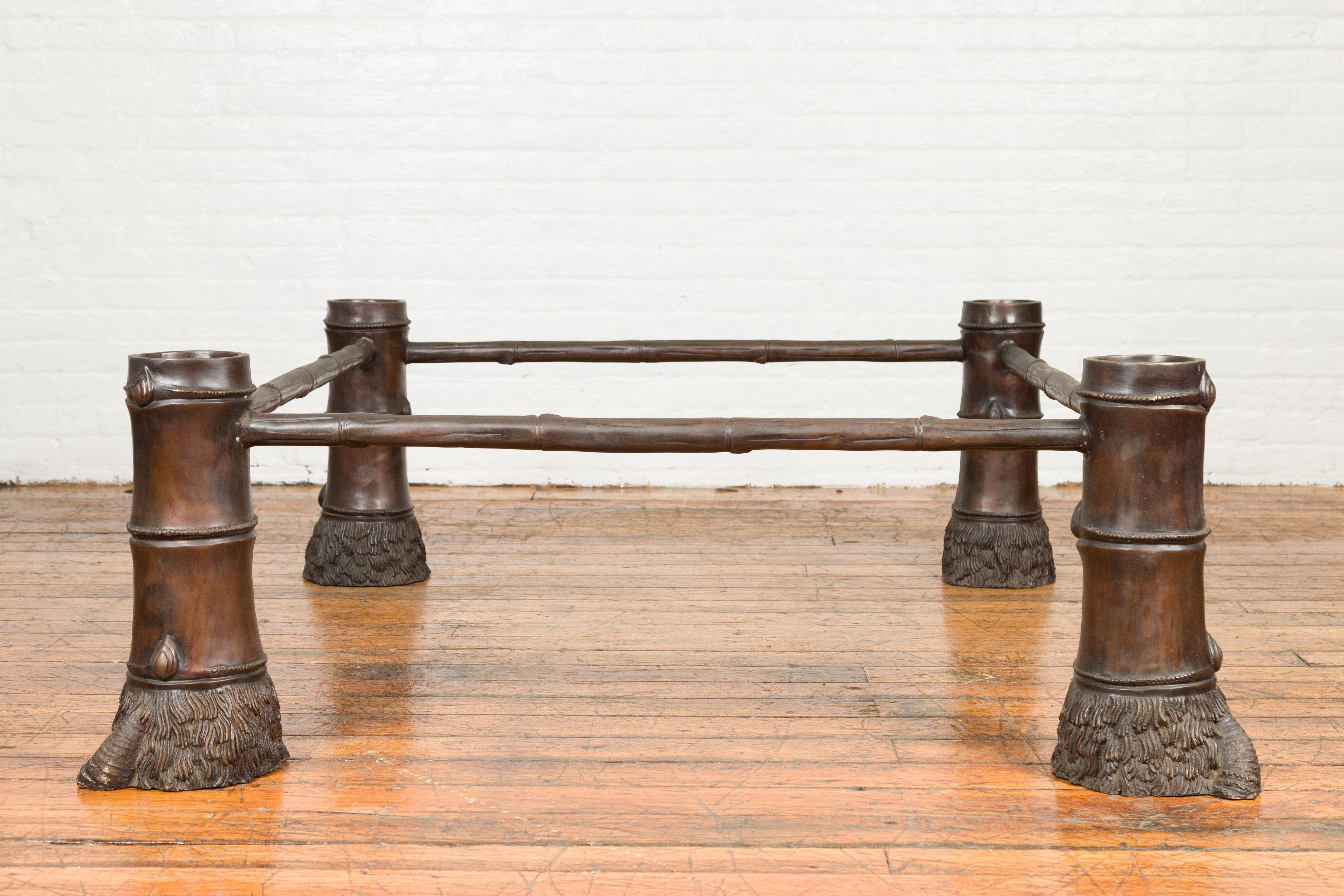 Grande table basse contemporaine en bronze avec pieds en sabot à patine Brown en vente 4
