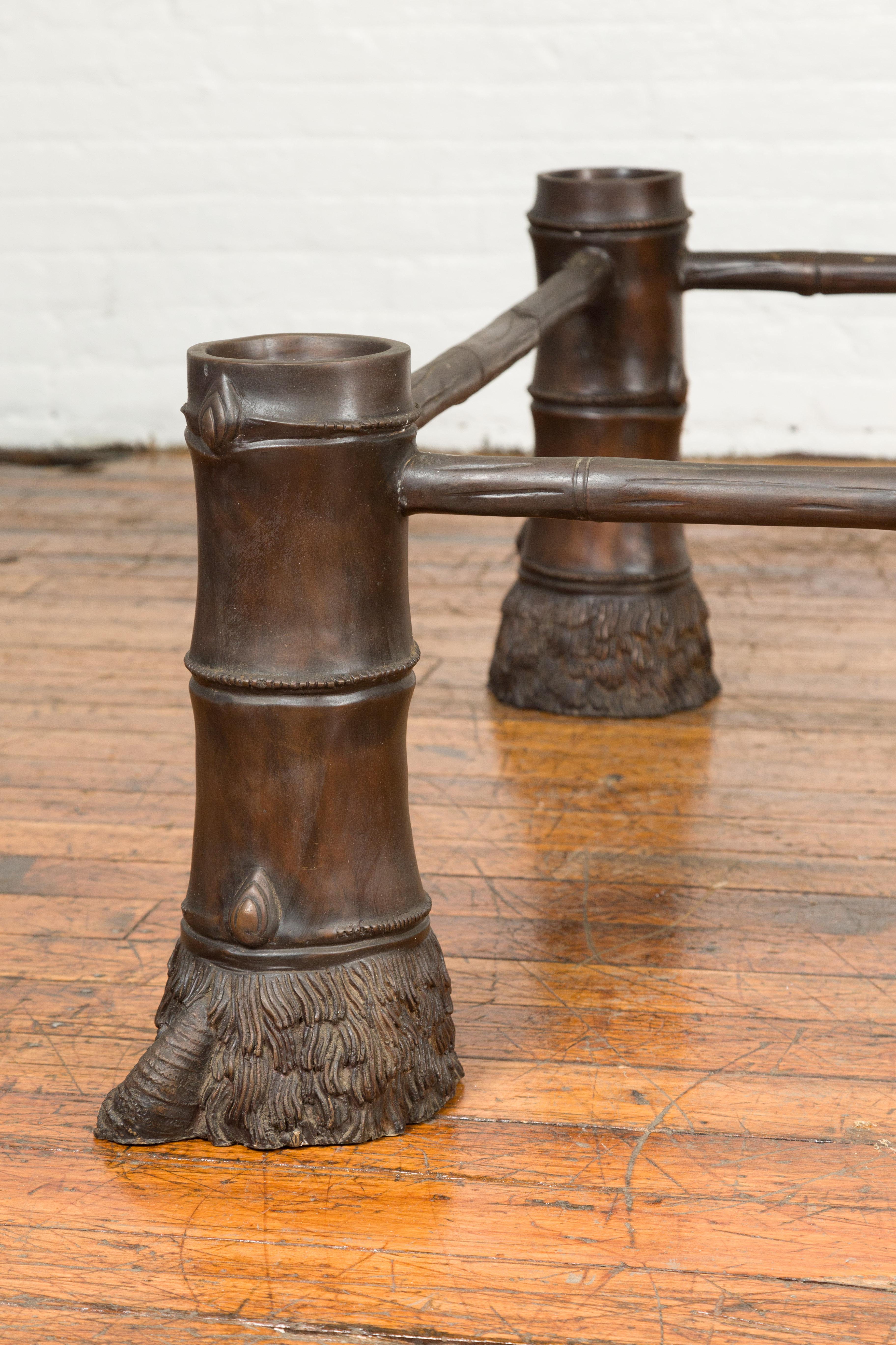 Moulage Grande table basse contemporaine en bronze avec pieds en sabot à patine Brown en vente