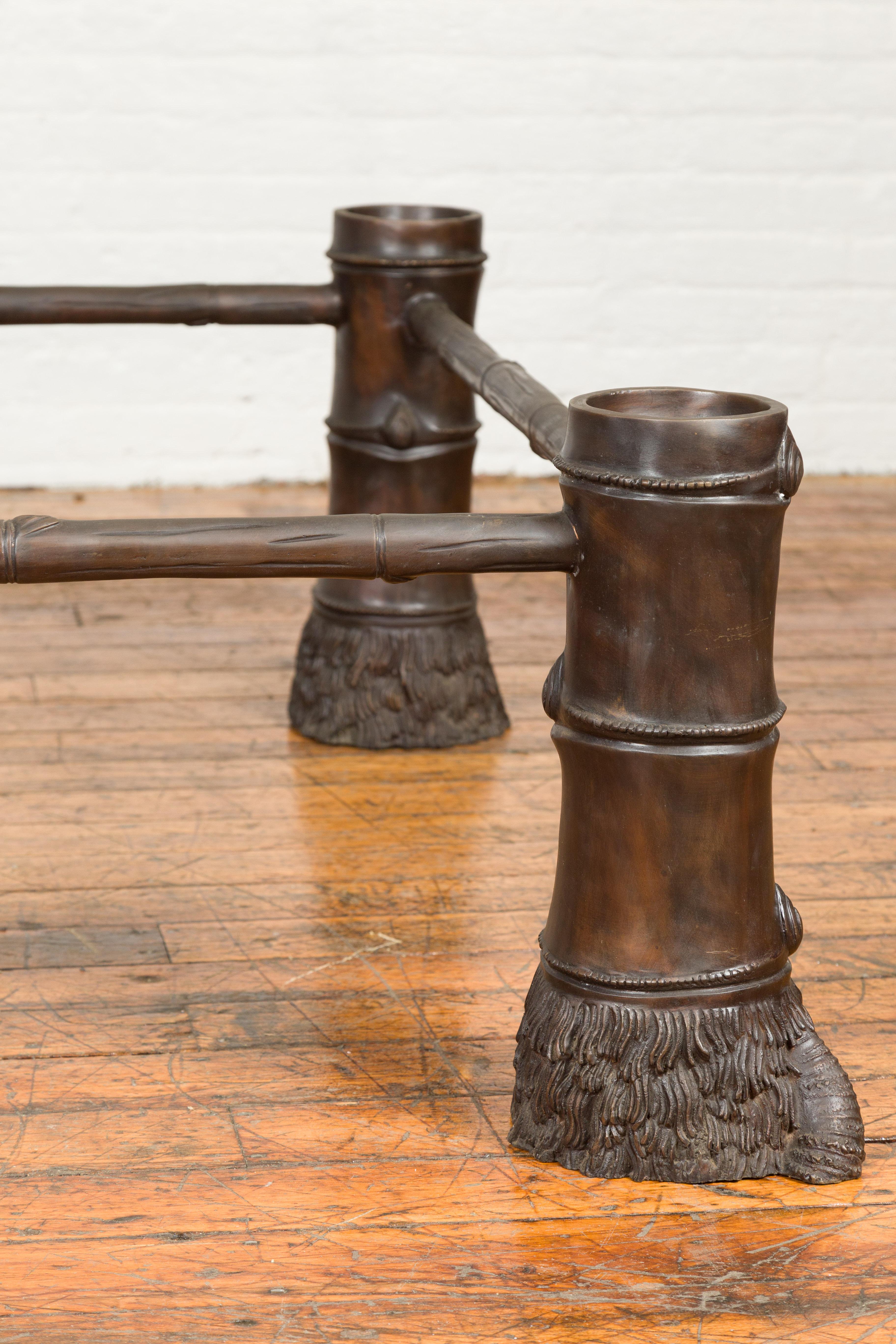 Grande table basse contemporaine en bronze avec pieds en sabot à patine Brown Bon état - En vente à Yonkers, NY