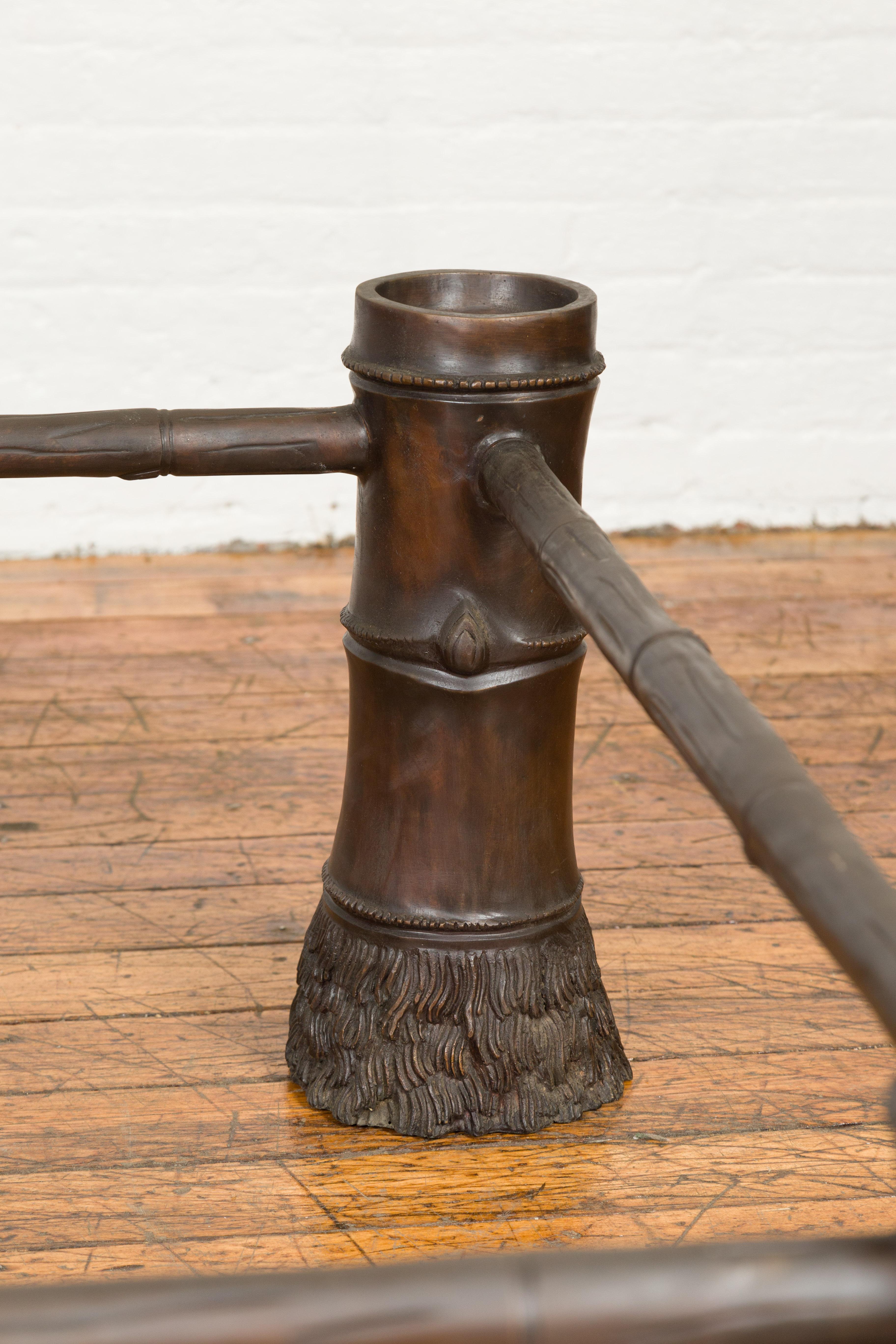 Grande table basse contemporaine en bronze avec pieds en sabot à patine Brown en vente 1