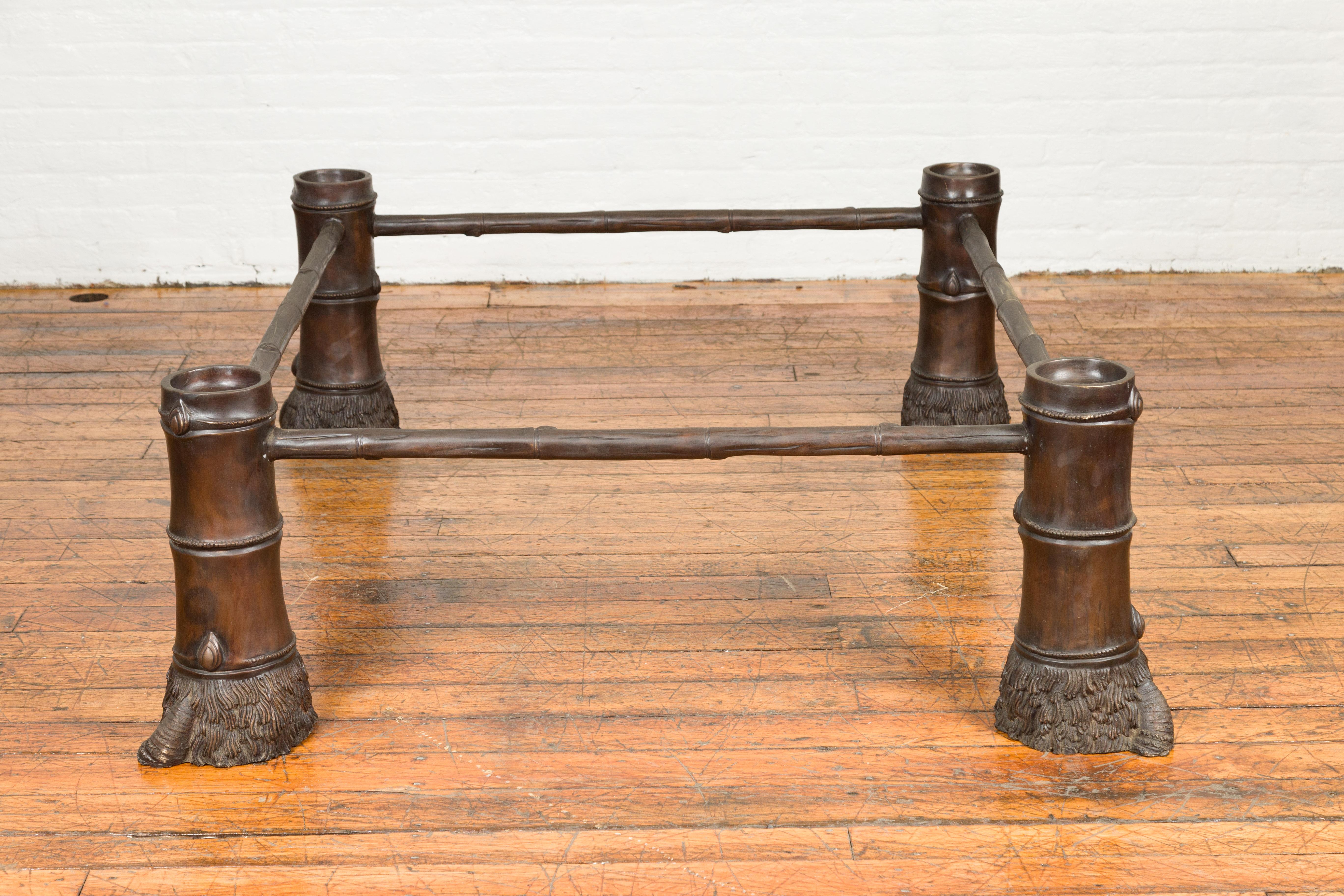 Grande table basse contemporaine en bronze avec pieds en sabot à patine Brown en vente 3