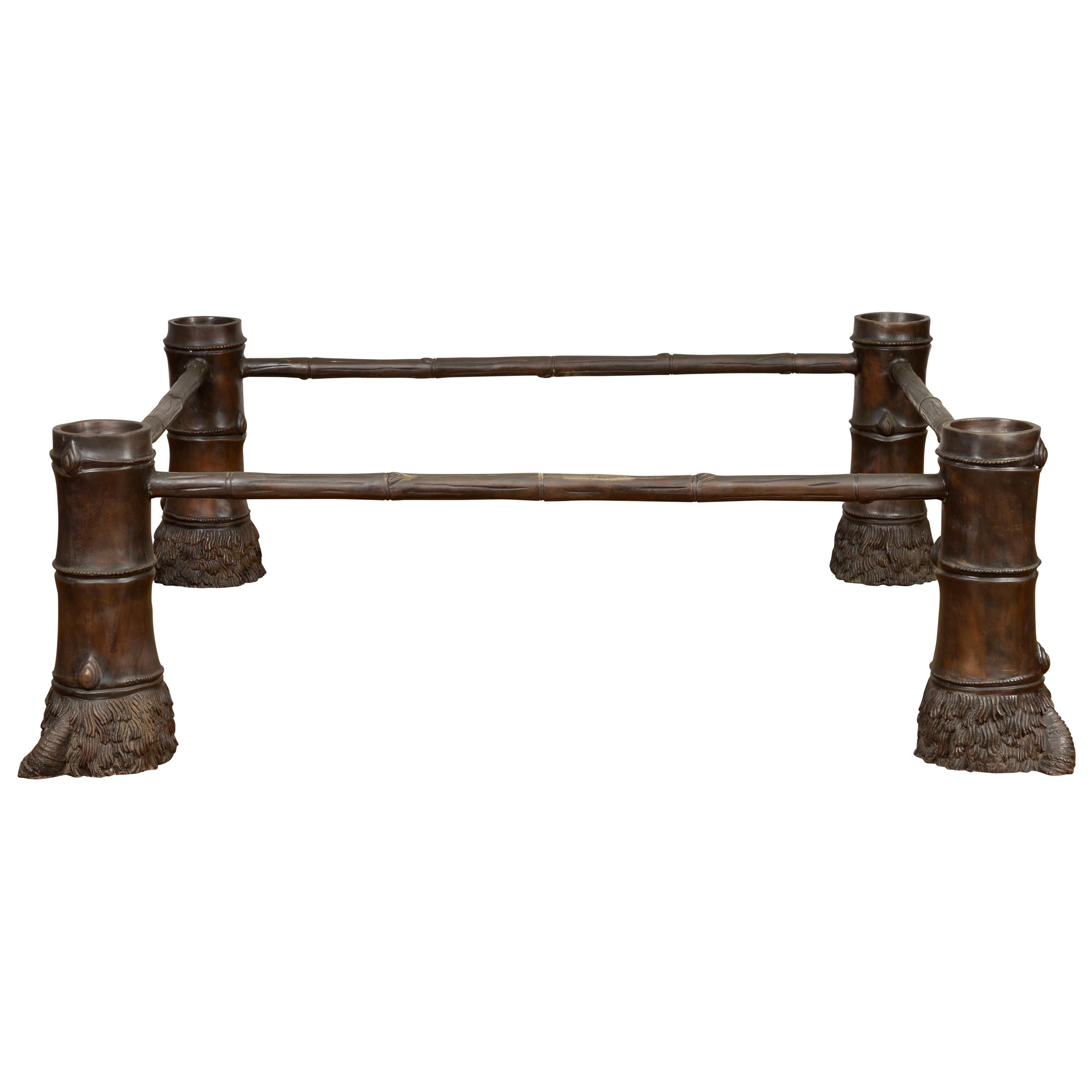 Grande table basse contemporaine en bronze avec pieds en sabot à patine Brown en vente