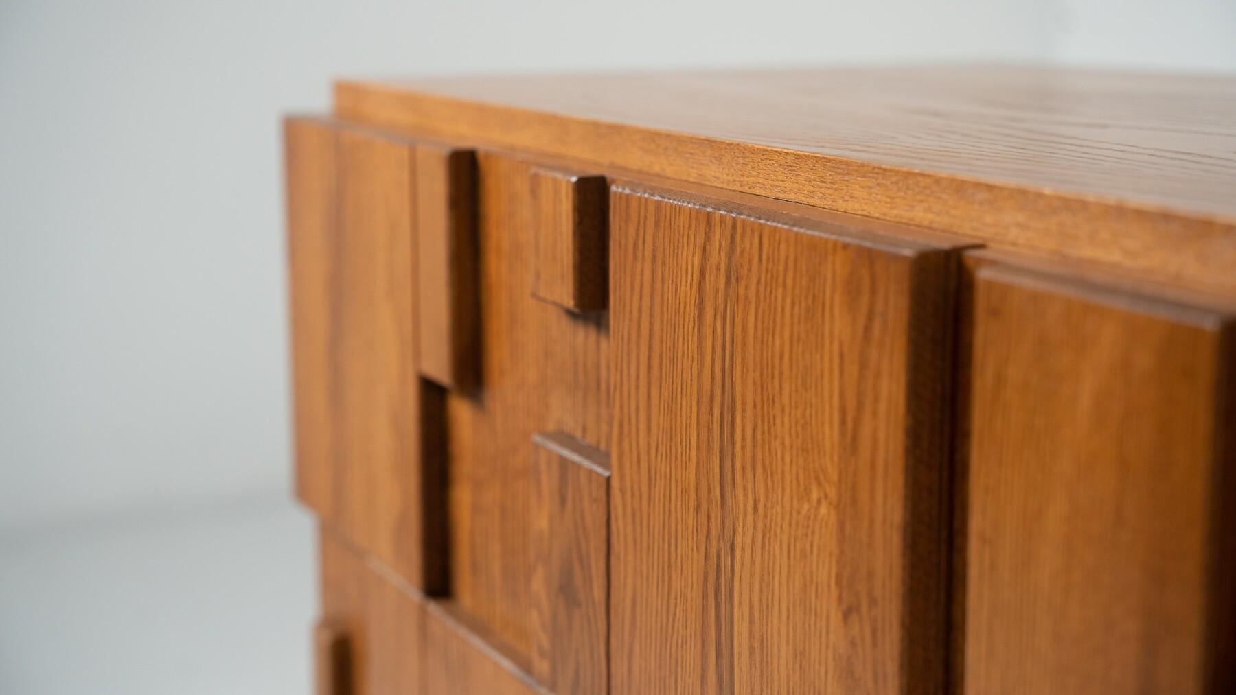 Großes brutalistisches Sideboard, Italien (Holz) im Angebot