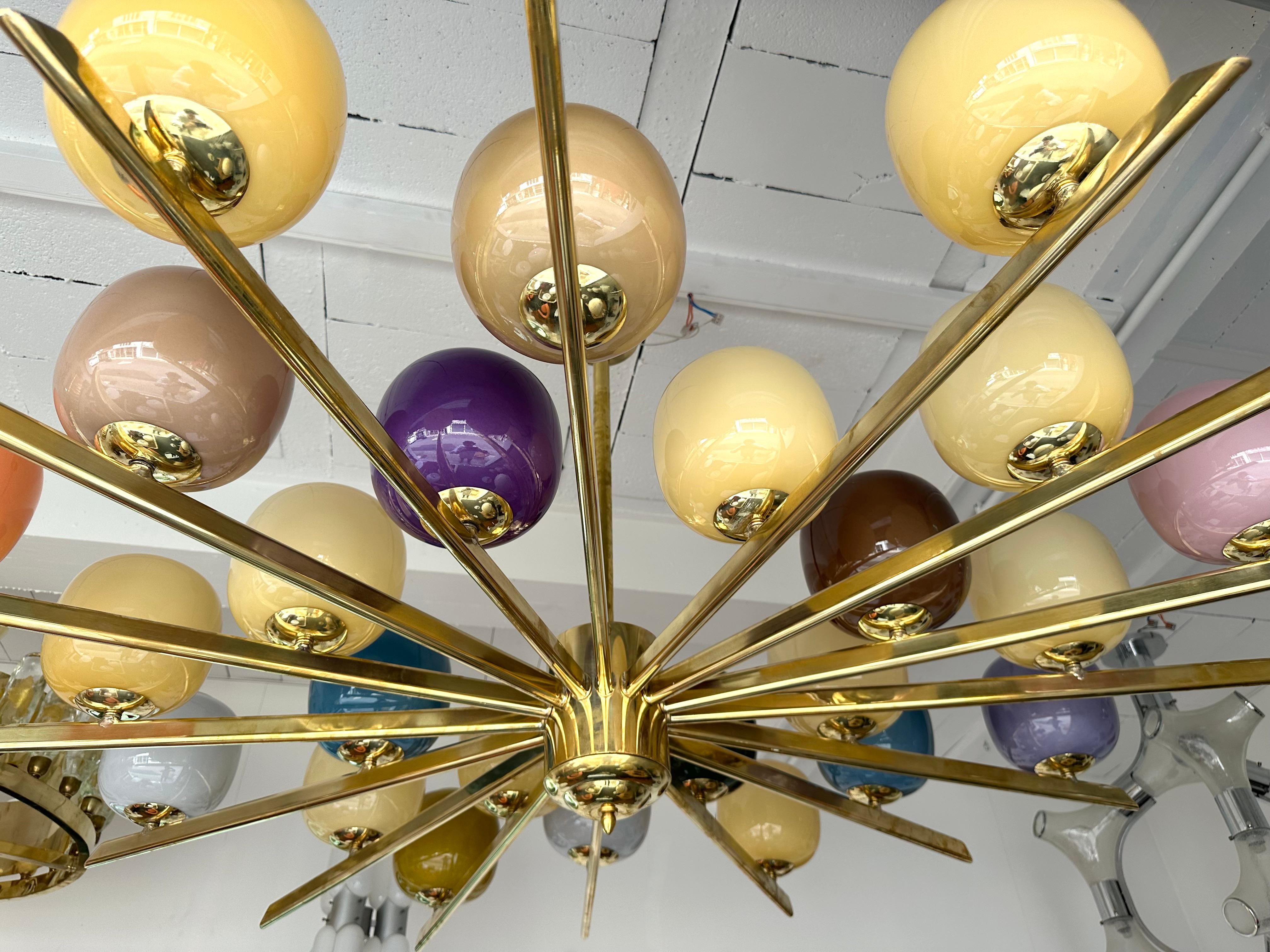 Grand lustre contemporain en laiton et verre de Murano , Italie 4
