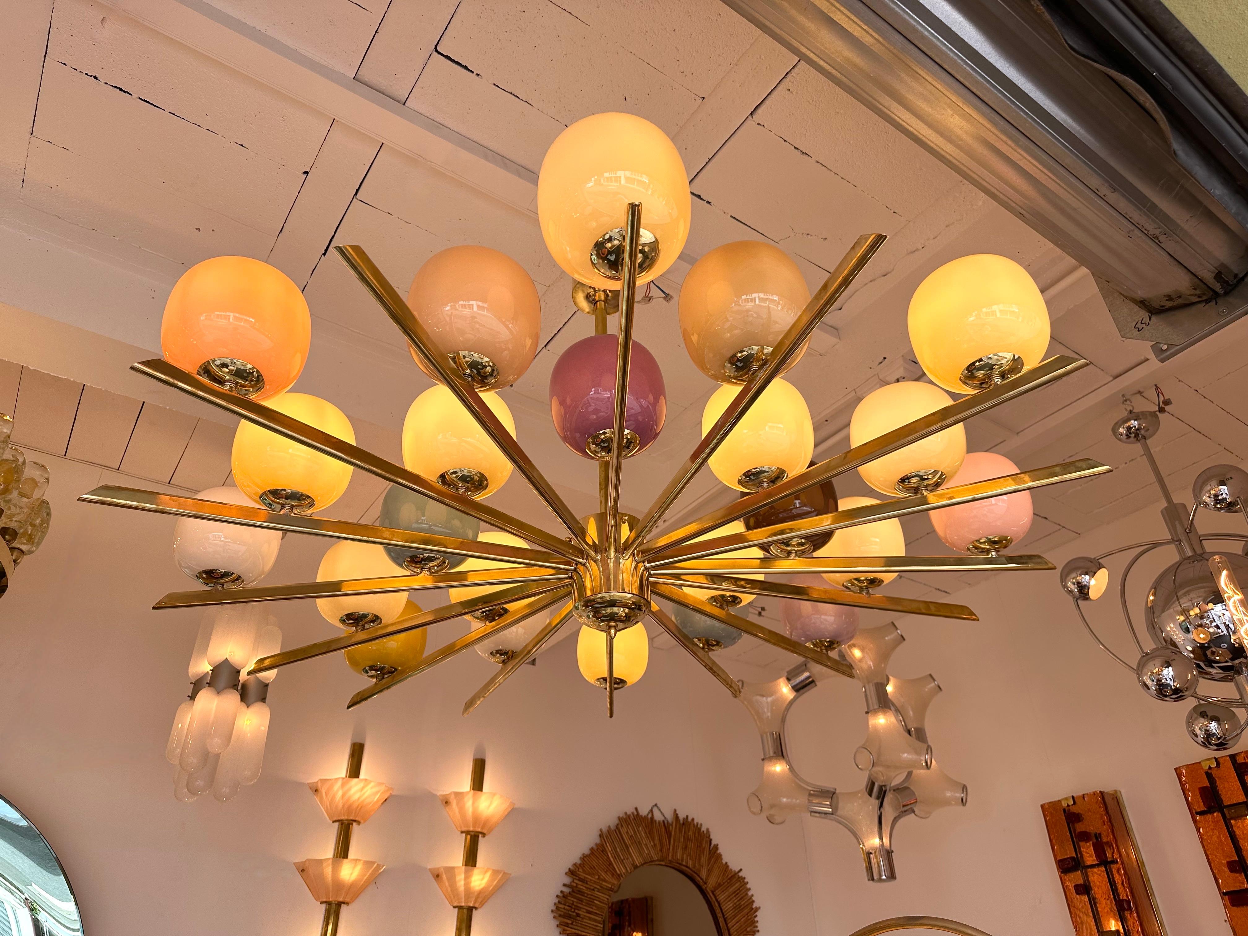 Kronleuchter Hängeleuchte Blitzlampe in Messing und mehrfarbigen Süßigkeiten Murano Glas. Zeitgenössische Arbeiten aus einem kleinen italienischen Handwerksbetrieb. Kleine Unvollkommenheiten durch handwerkliche Arbeit. In der Stimmung von