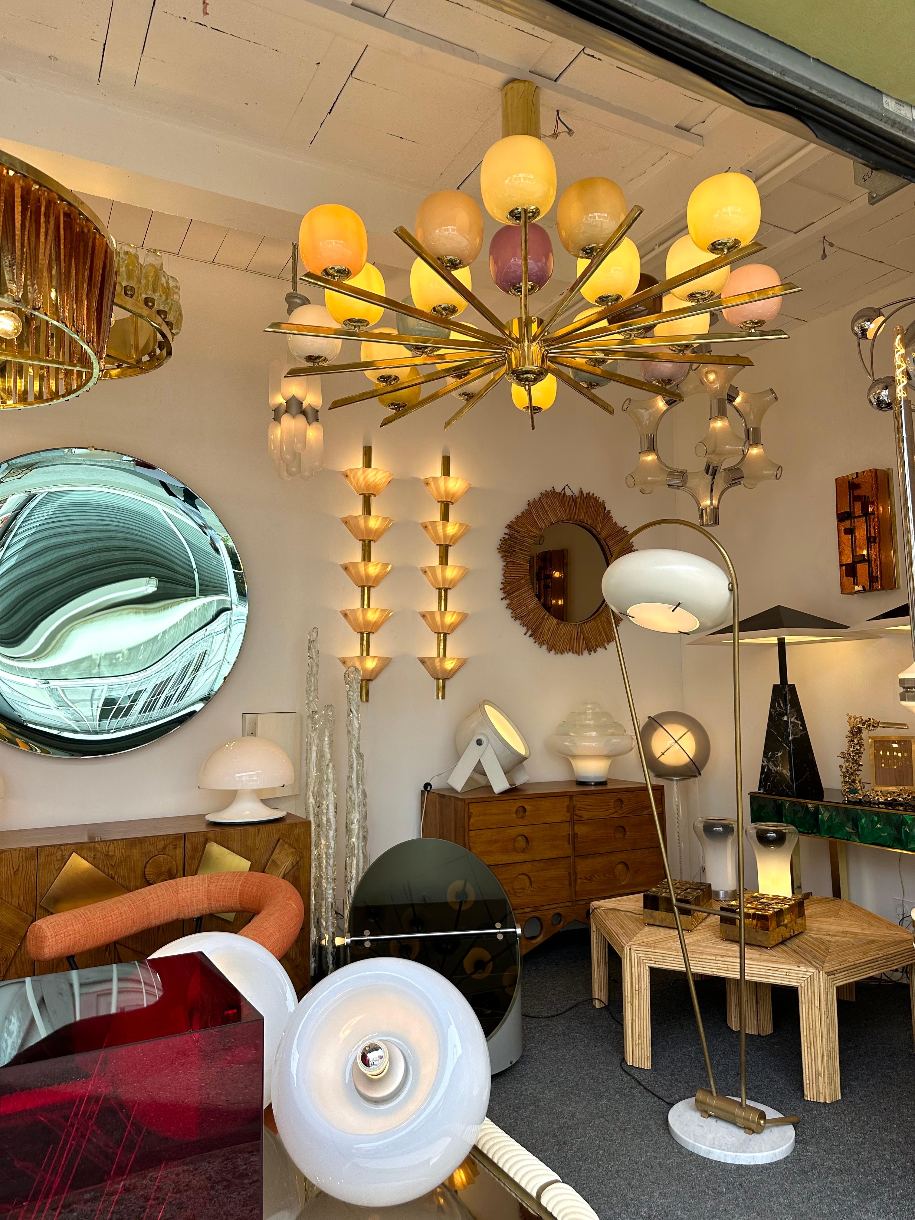 Mid-Century Modern Grand lustre contemporain en laiton et verre de Murano , Italie
