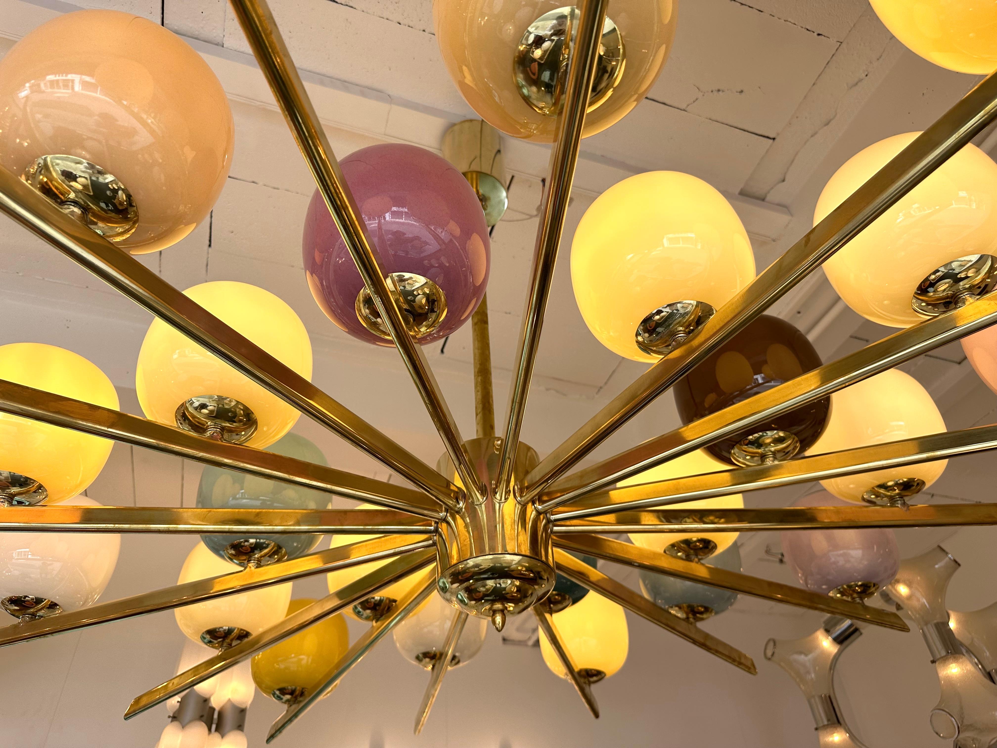 italien Grand lustre contemporain en laiton et verre de Murano , Italie