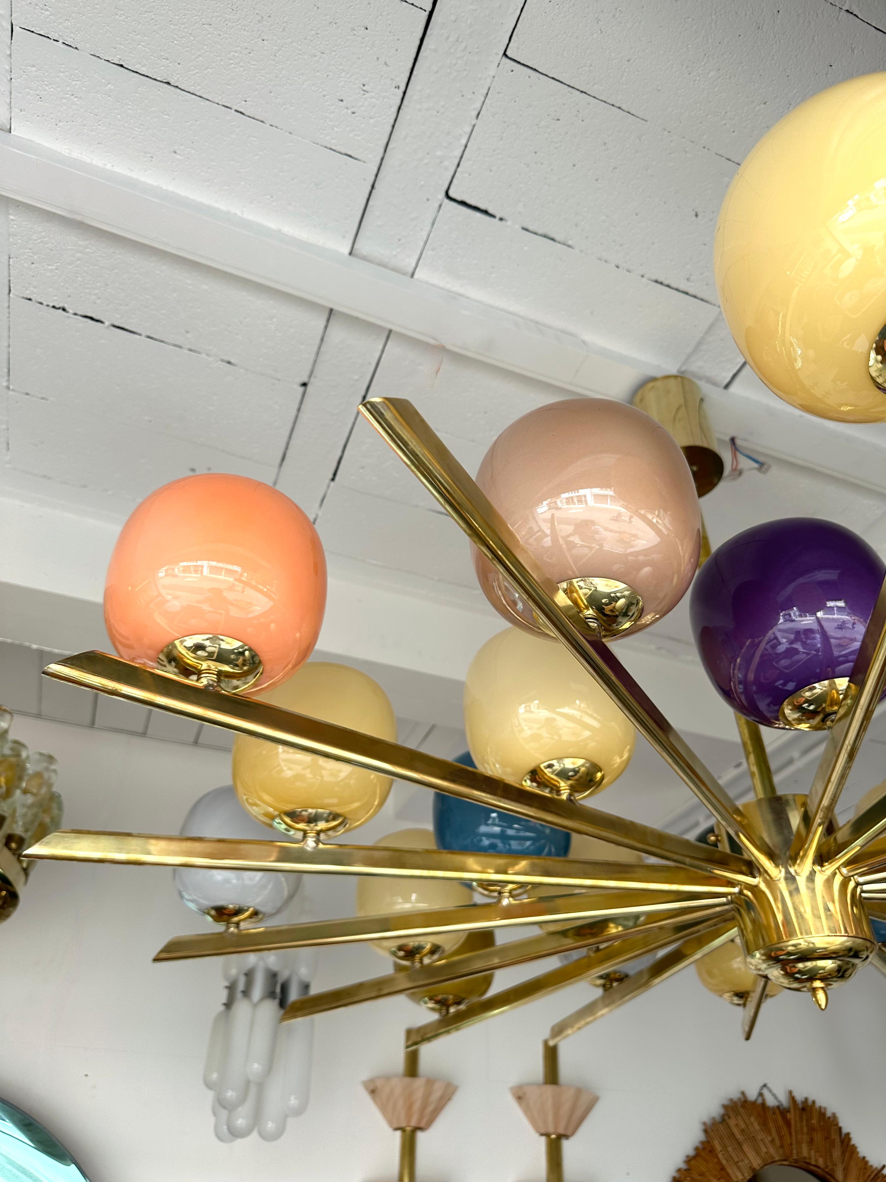 XXIe siècle et contemporain Grand lustre contemporain en laiton et verre de Murano , Italie