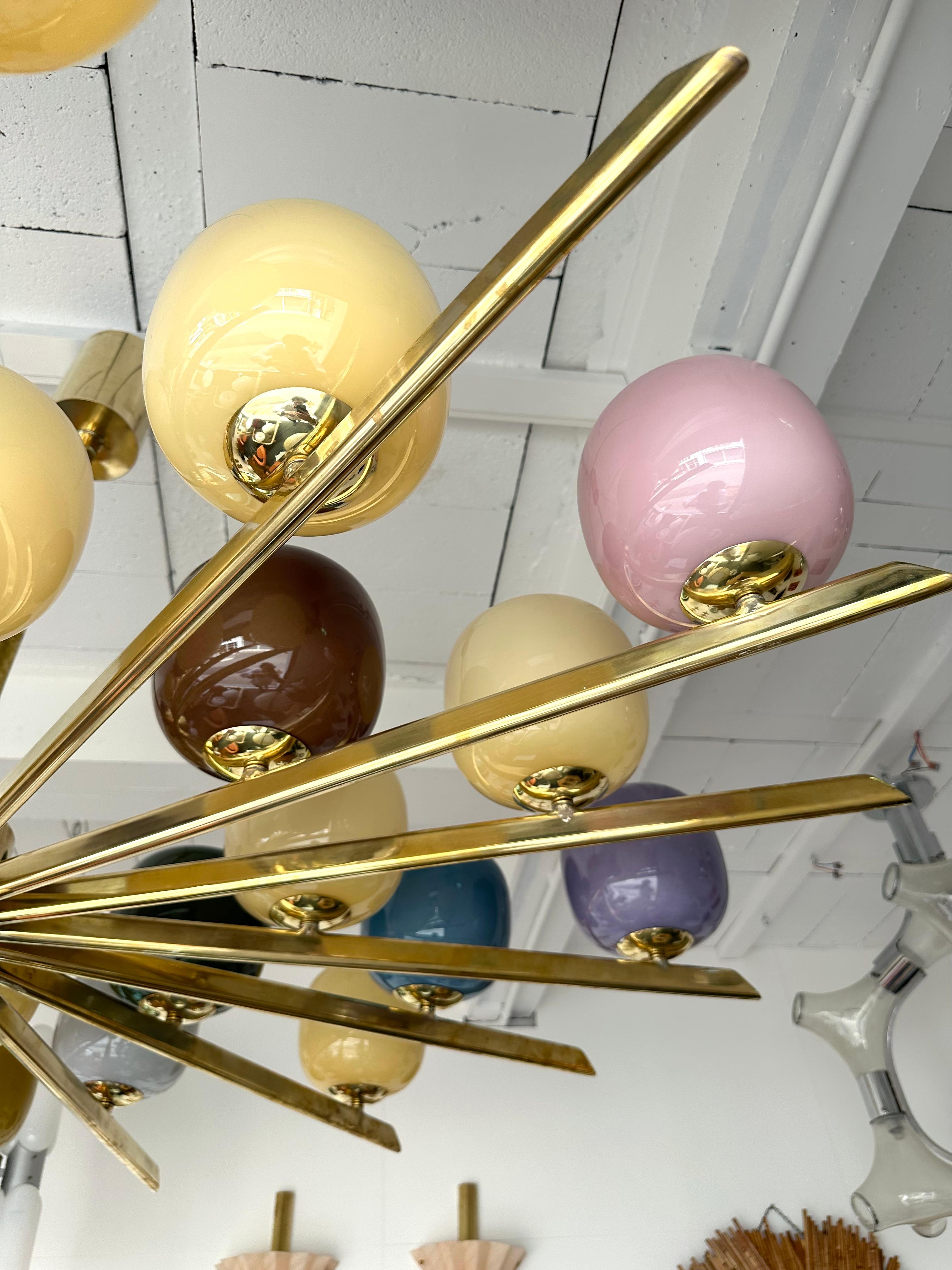 Großer Contemporary Candy Kronleuchter Messing und Murano Glas , Italien im Angebot 1
