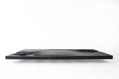 Große zeitgenössische geschnitzte Nussbaum Ebonized Serviertablett / Board mit Messing-Akzent