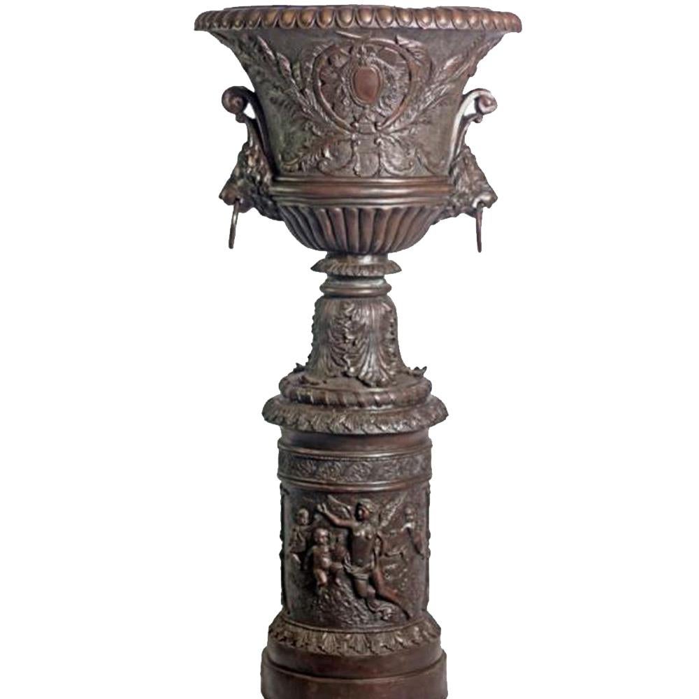Grande urne en bronze coulé contemporaine sur piédestal avec figures mythologiques