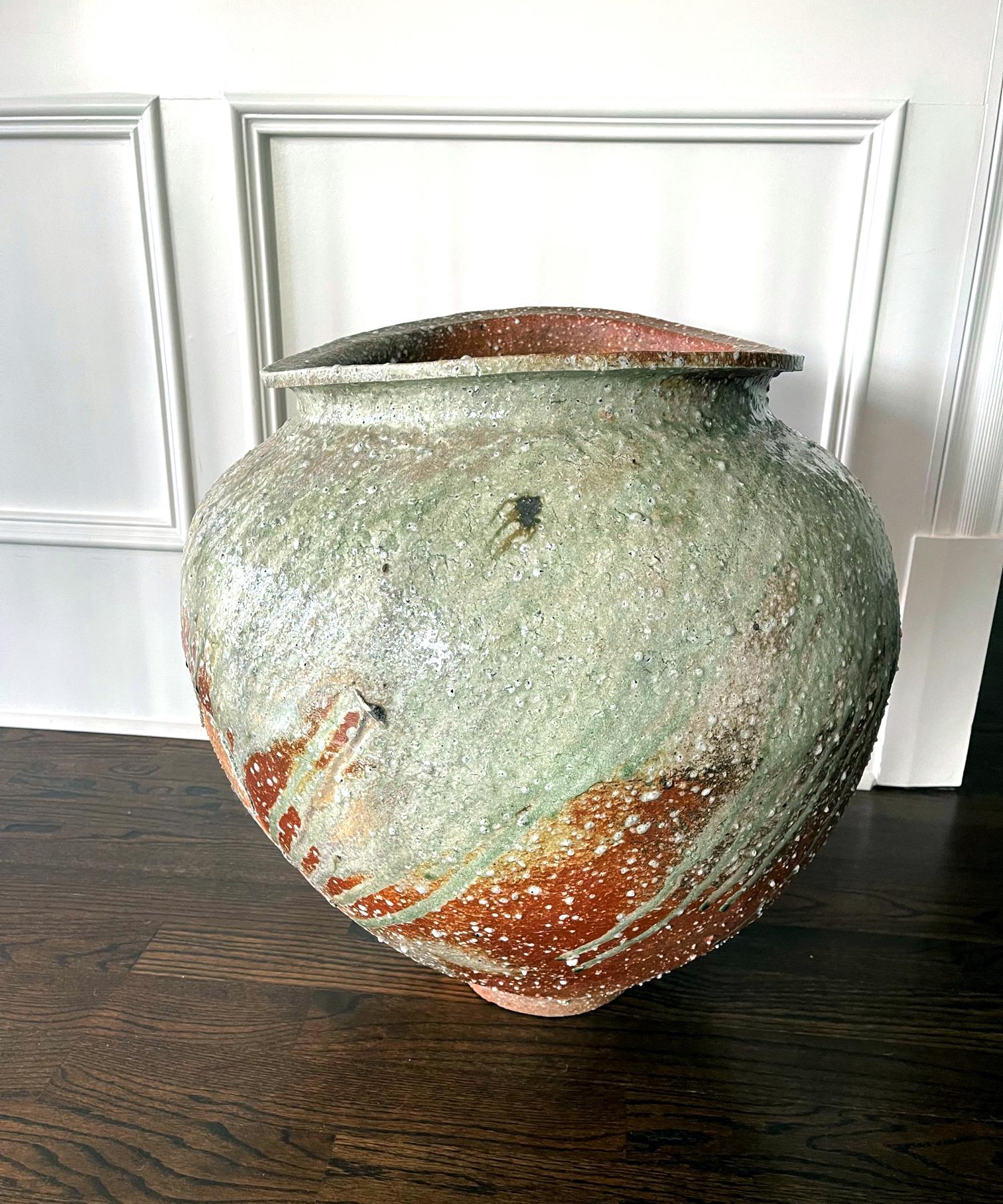Ein massiver Tsubo-Bodenkrug aus Steinzeug, geschaffen von dem japanischen zeitgenössischen Keramikkünstler Kai Tsujimura (1976-). Das schwere Gefäß mit seinem beeindruckenden Volumen wurde in der Tradition der Iga-Ware aus lokalem grobsandigem Ton