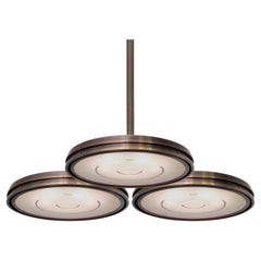 Grande lampadario contemporaneo, ottone patinato scuro, vetro opalino acidato, su misura