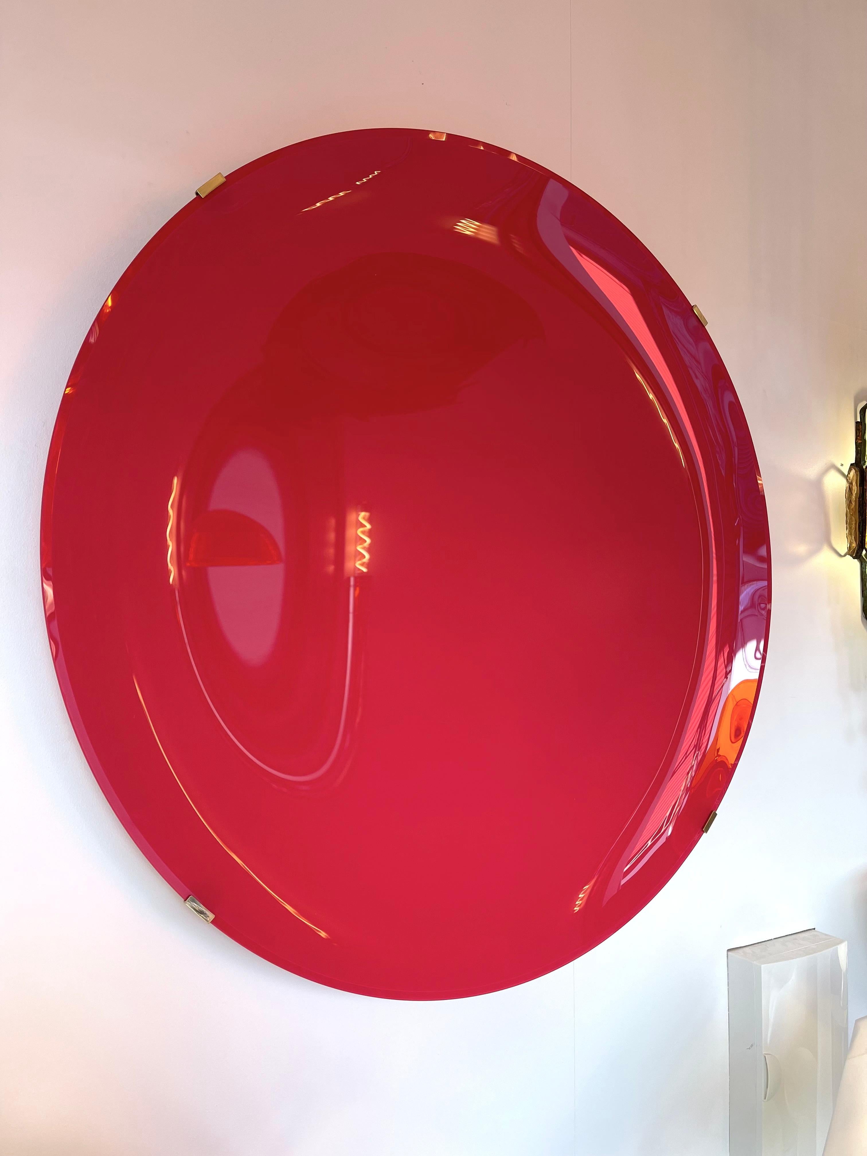 Grande pièce d'art mural contemporaine courbe concave rose foncé, structure en laiton. Mercurisation mate très spéciale, sans argenture, sans reflets de miroir, c'est une sculpture murale.