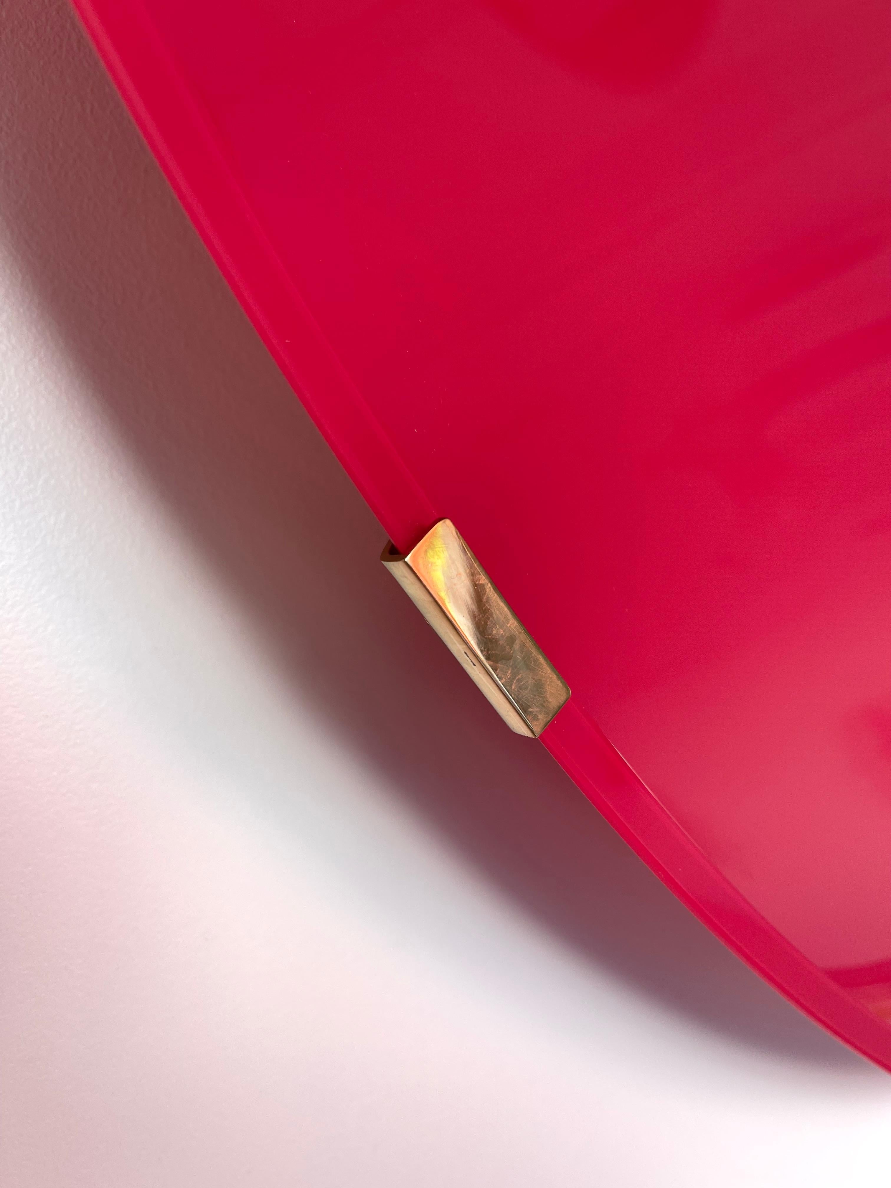XXIe siècle et contemporain Grand miroir contemporain courbe concave rose en mat, Italie en vente