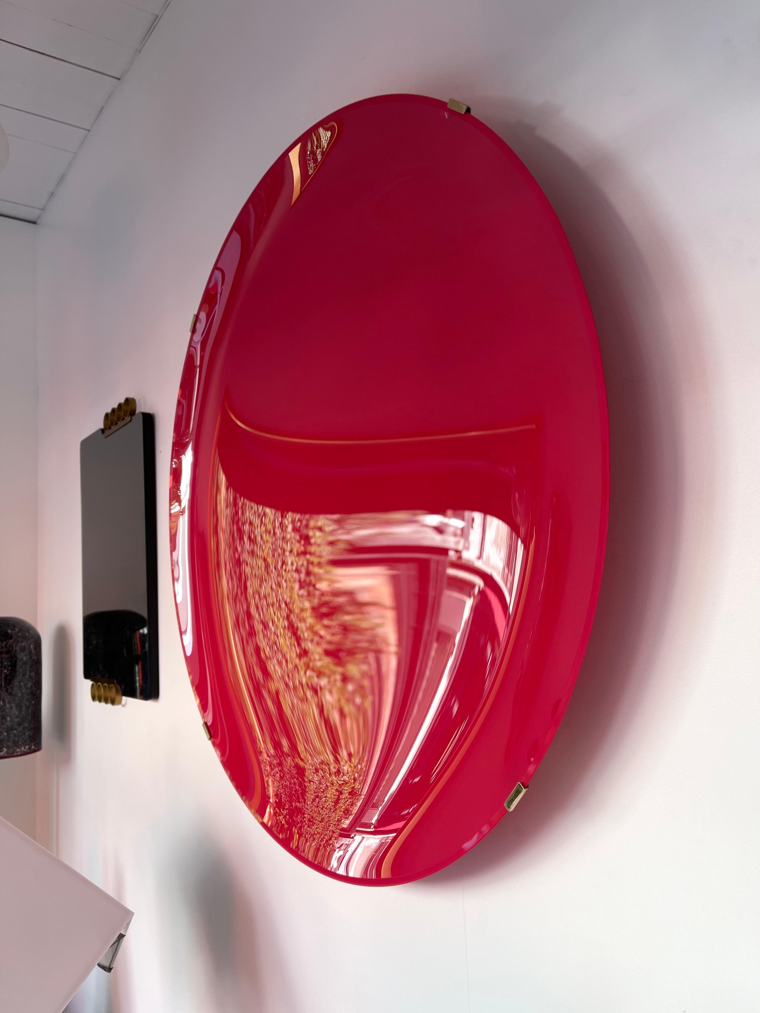 Großer zeitgenössischer konkaver rosa Mat-Spiegel mit Kurven, Italien (Messing) im Angebot