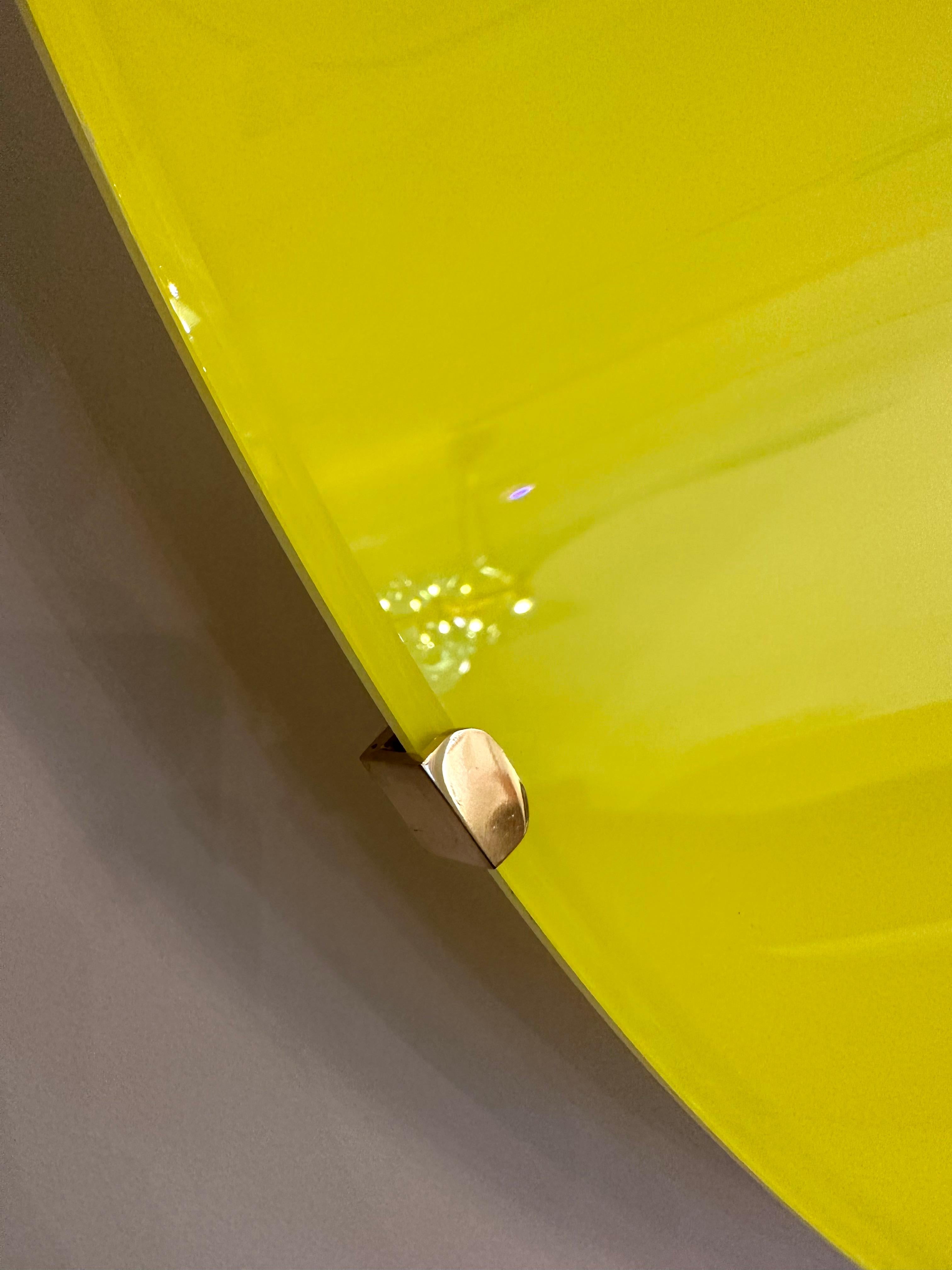 Großer zeitgenössischer konkaver gelber geschwungener Spiegel, Italien (Italienisch) im Angebot