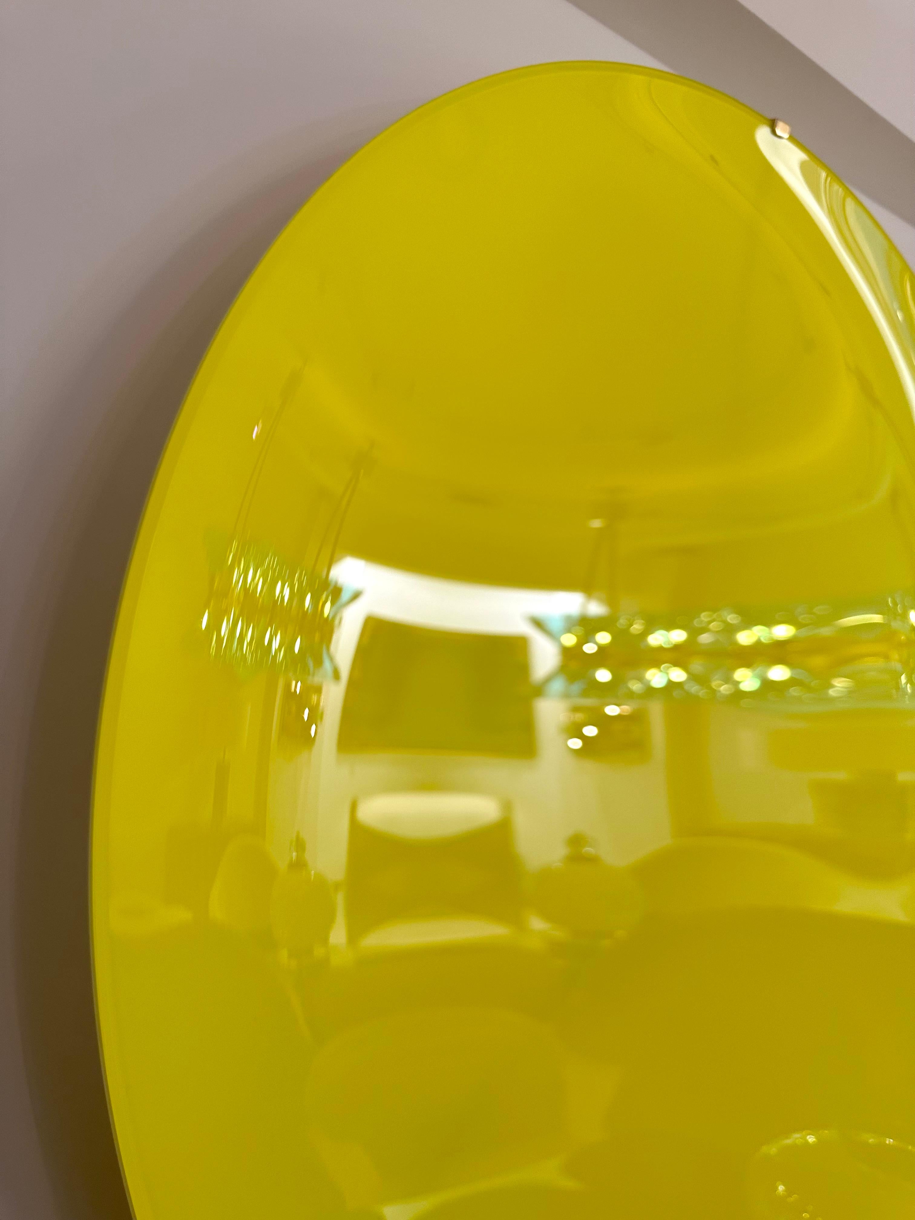 Großer zeitgenössischer konkaver gelber geschwungener Spiegel, Italien (Messing) im Angebot