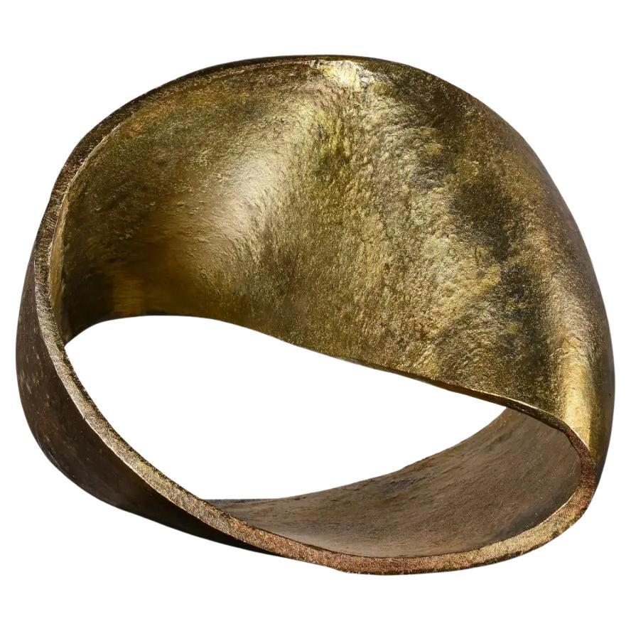 Grande scultura contemporanea in bronzo dorato