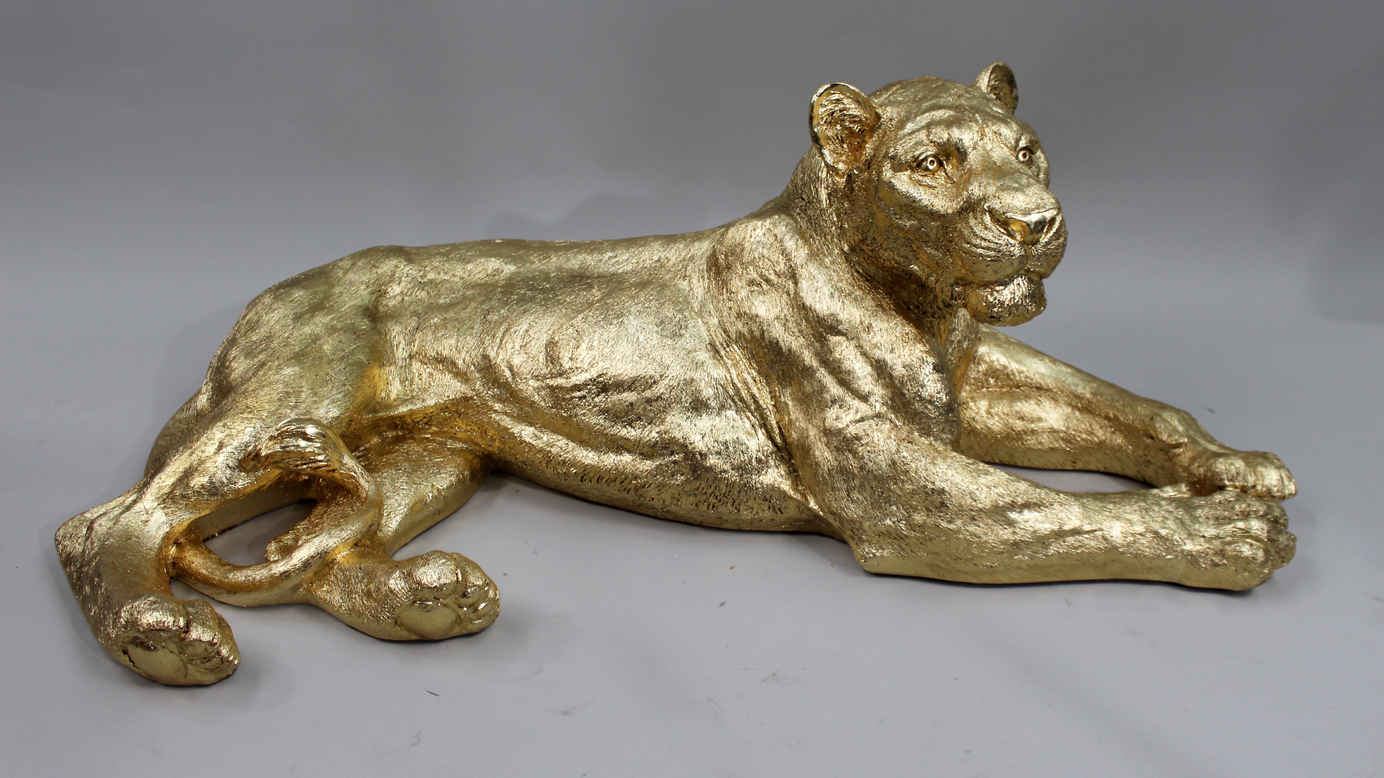 Grande scultura contemporanea di leonessa in foglia d'oro - pezzo decorativo ex-esposizione

Una scultura contemporanea di una leonessa sdraiata, realizzata in resina e rifinita con foglia d'oro applicata a mano. Questa sostanziosa figura a