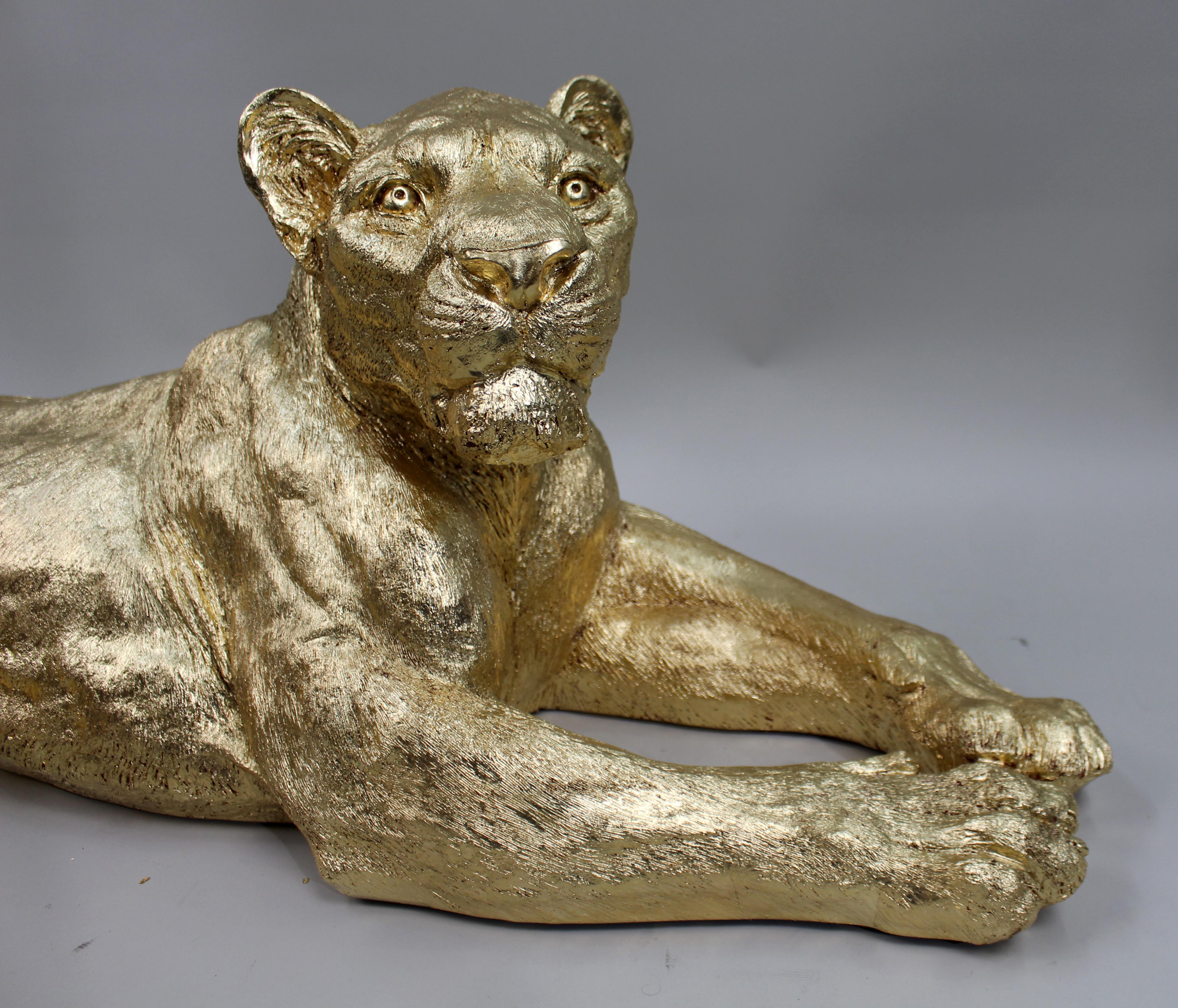 XX secolo Grande scultura contemporanea di leonessa in foglia d'oro in vendita