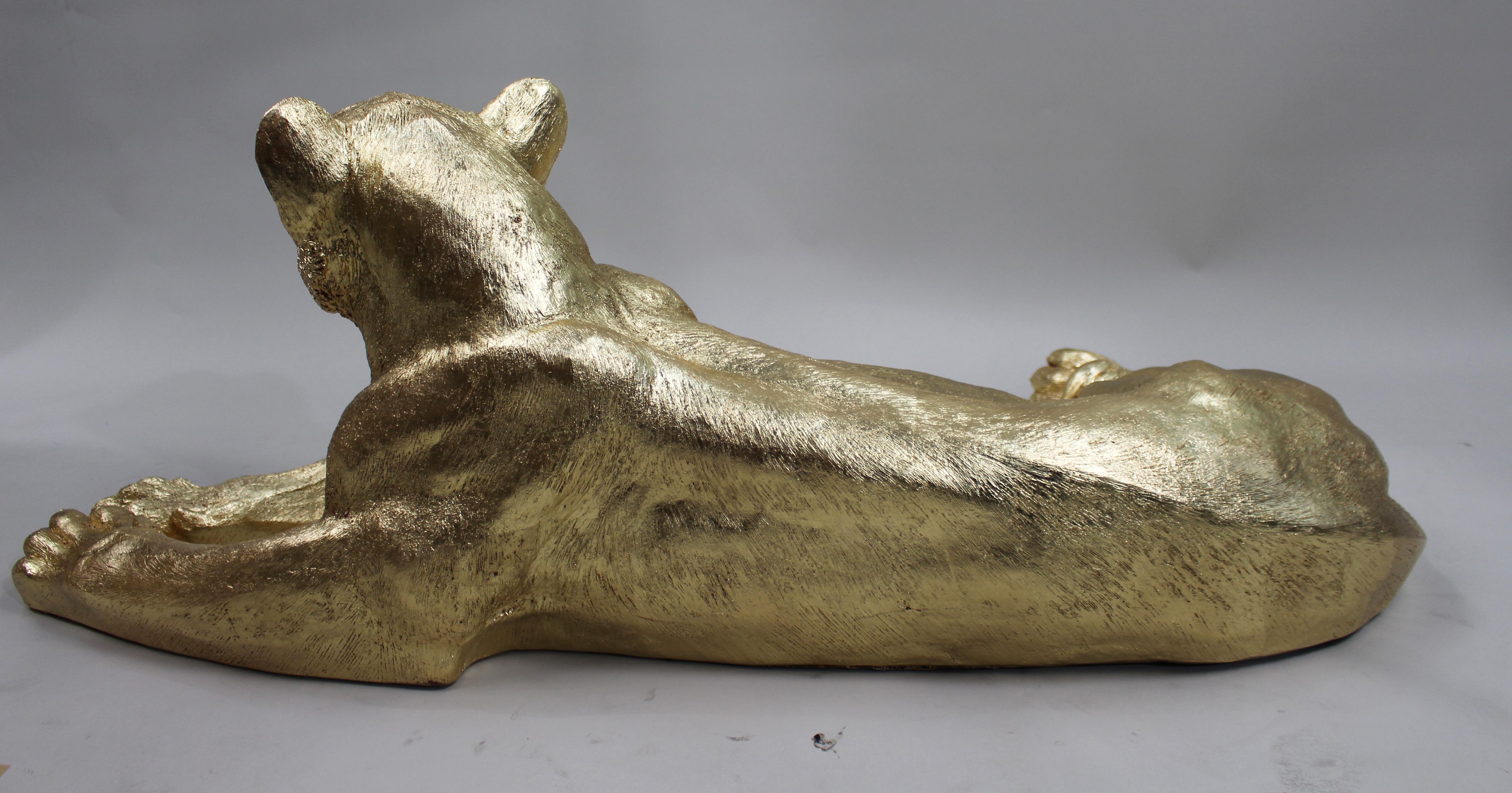 Resina Grande scultura contemporanea di leonessa in foglia d'oro in vendita