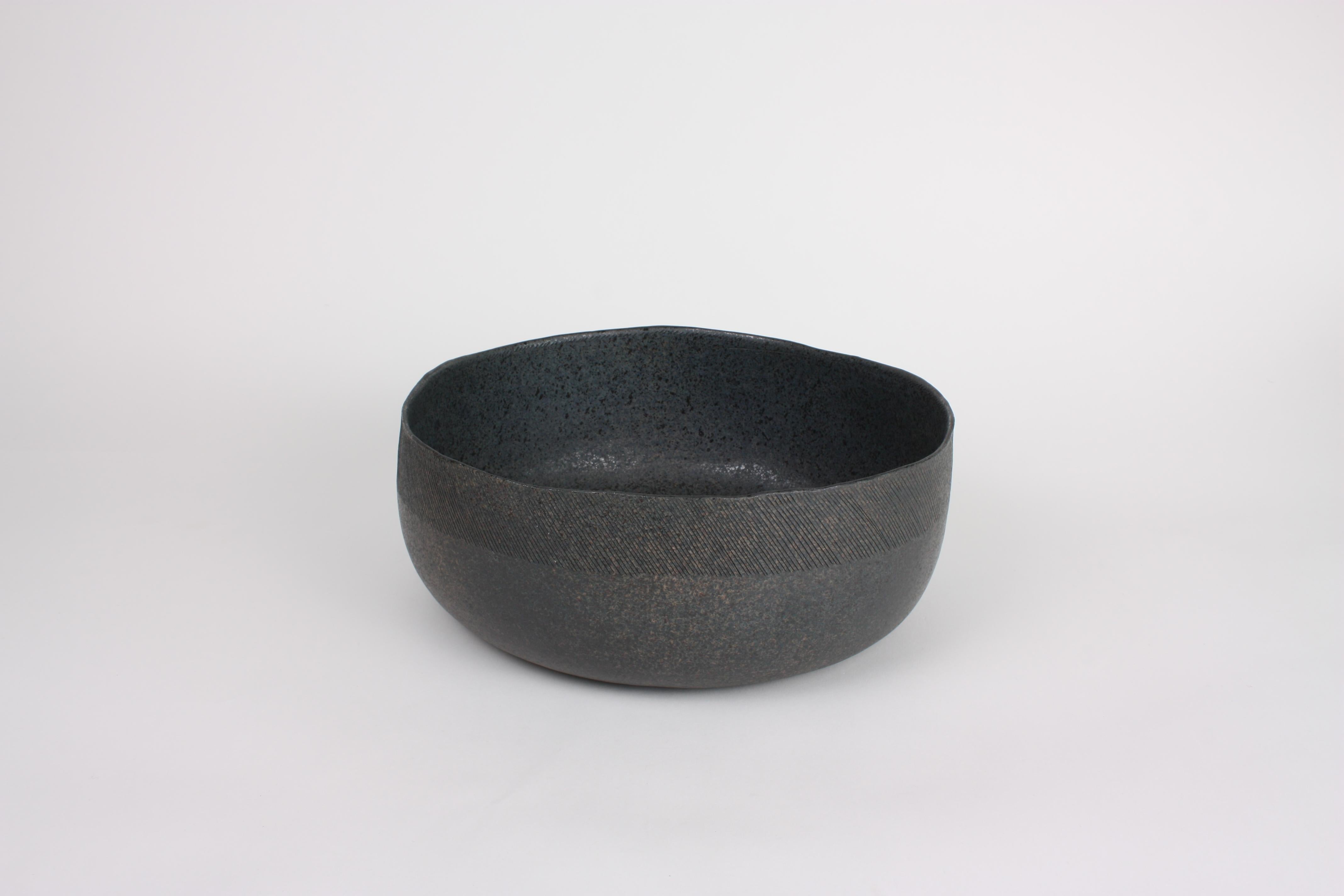 Minimalist Large Contemporary Gray Stoneware Bowl, Engraved by Artist Patricia Vieljeux For Sale