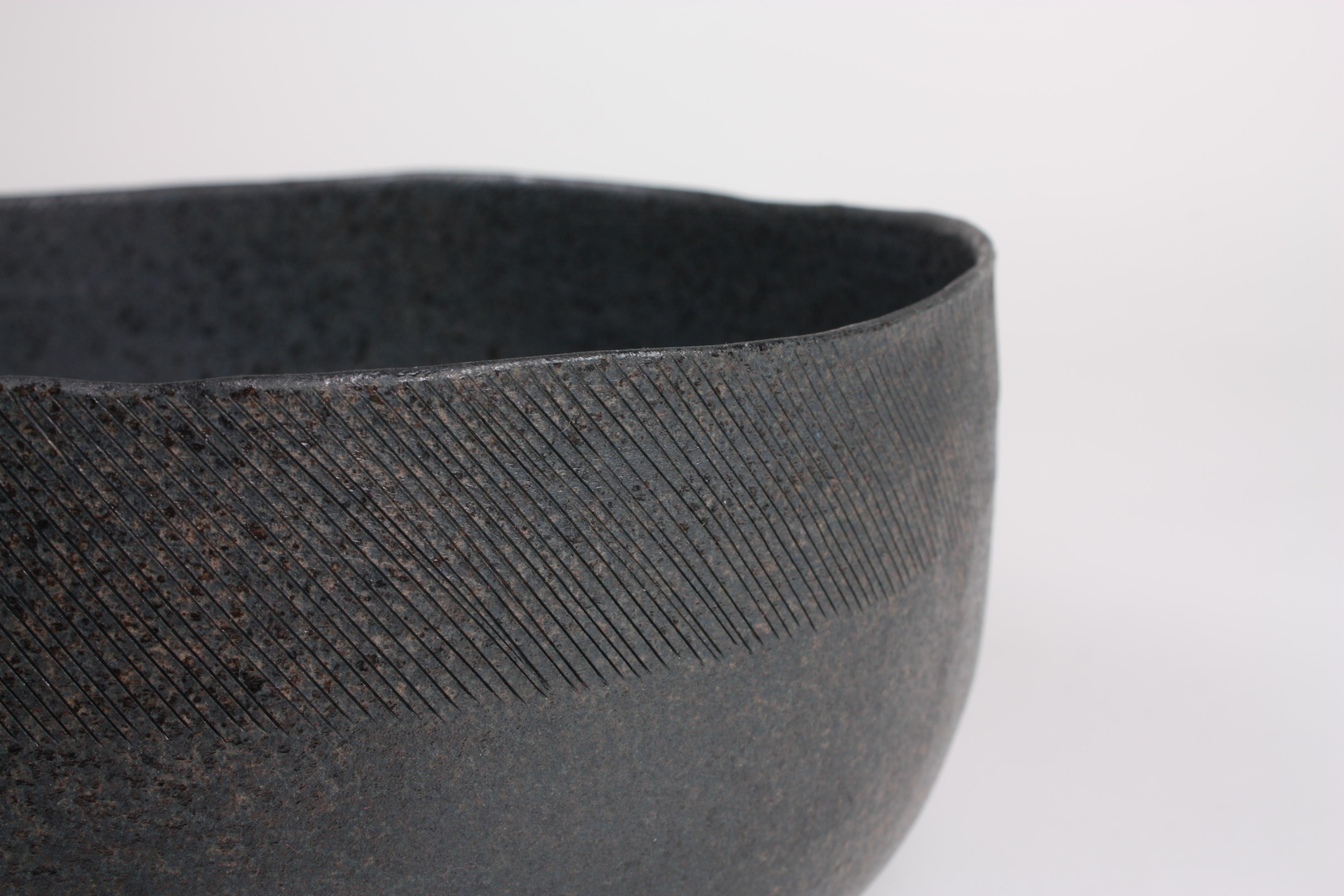 Large Contemporary Gray Stoneware Bowl, Engraved by Artist Patricia Vieljeux In New Condition For Sale In Mareil-Marly, Yvelines