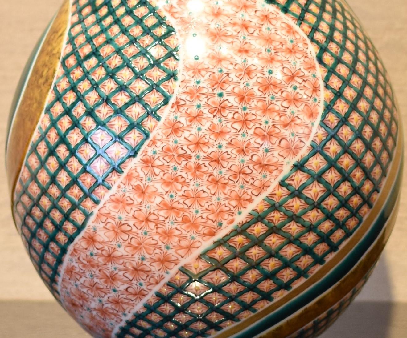 Japonais Vase contemporain japonais en porcelaine verte, rouge et or, réalisé par un maître artiste, 2 en vente